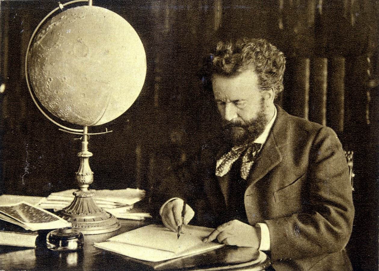Camille Flammarion çalışma masasında by Unknown photographer