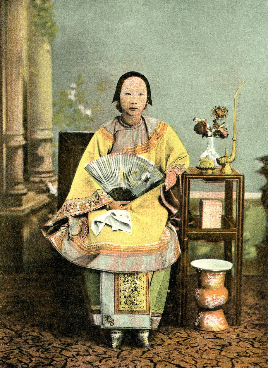 Ayakları bağlı Çinli kadın, 20. yüzyılın başları (kartpostal) by Unknown photographer