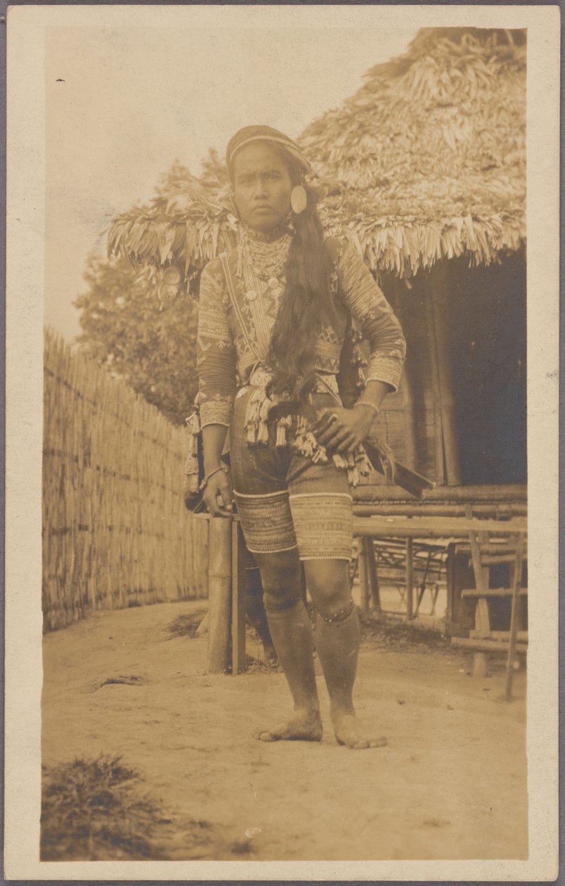 Datto Bulon, Bagobo şefi, savaşçı kıyafetleri giymiş, Filipin Rezervasyonu, Louisiana Satın Alma Fuarı by Unknown photographer