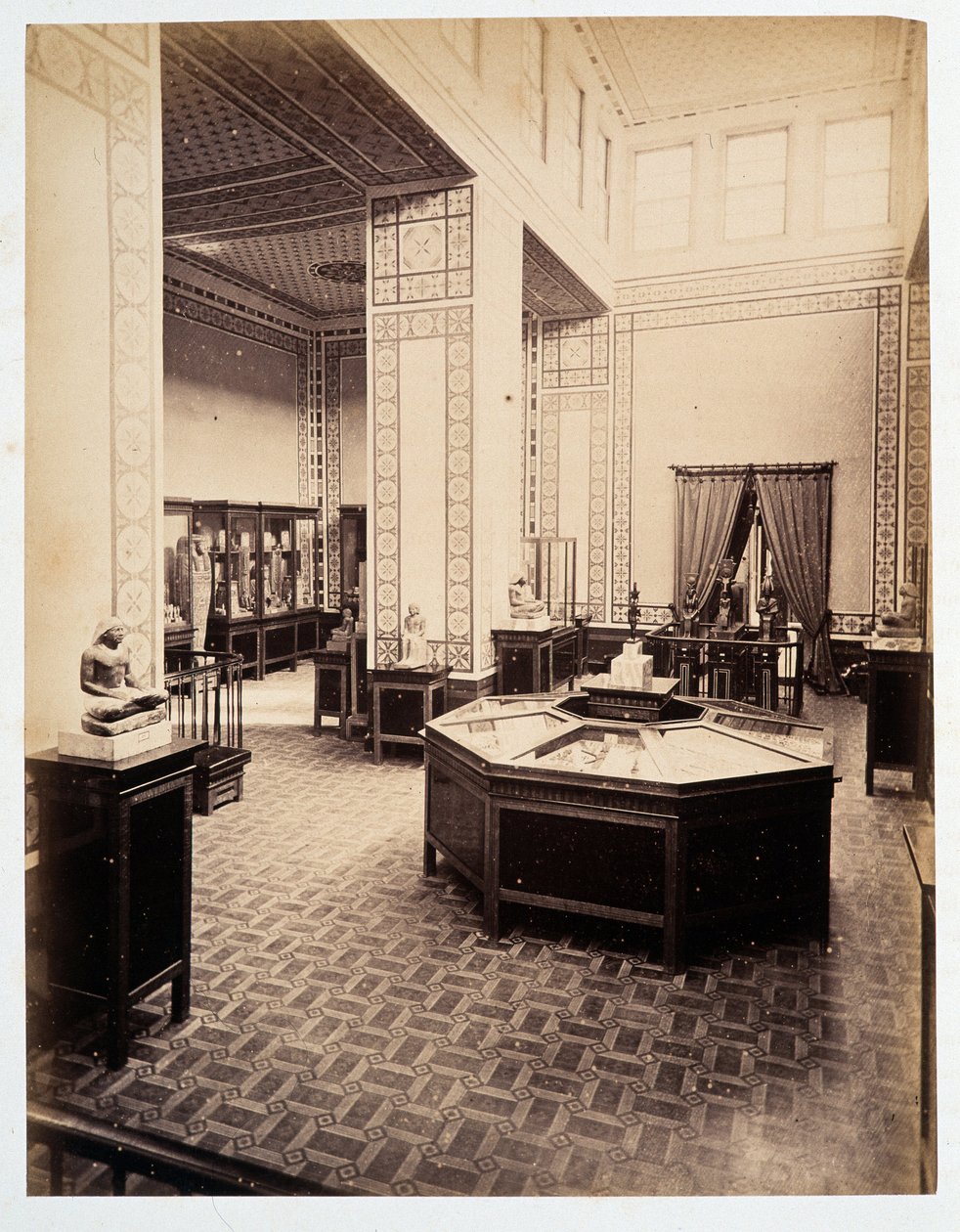 Sergi salonu - Auguste Mariette Bey tarafından kurulan “Kahire 1. Müzesinin Fotoğraf Albümü”nde by Unknown photographer