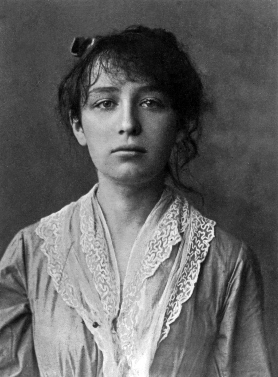 Fransız heykeltıraş Camille Claudel (1864-1943) 1884'te burada by Unknown photographer