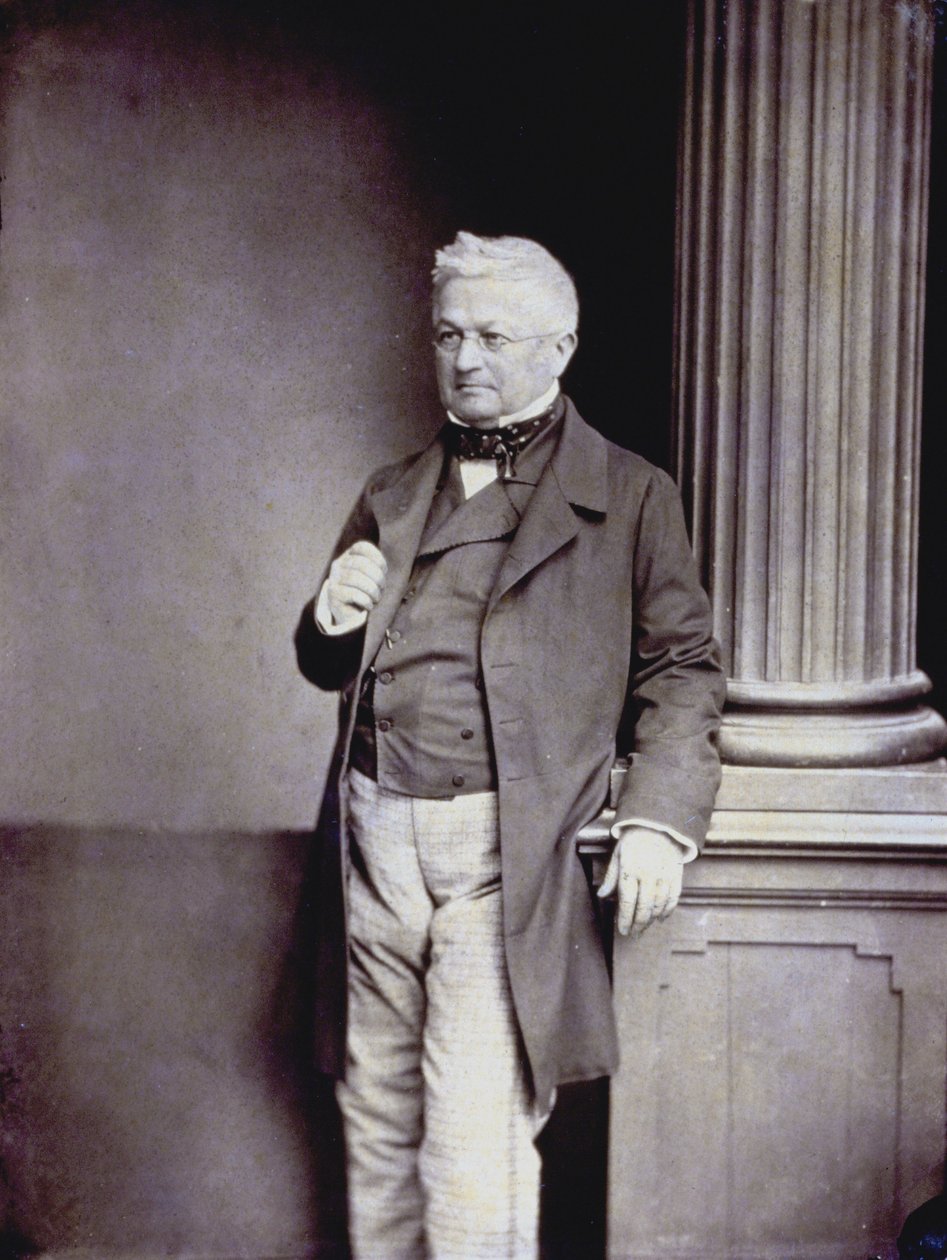 Fransız siyasetçi Adolphe Thiers#39;in zarif Ondokuzuncu yüzyıl kıyafetleri içindeki tam boy portresi by Unknown photographer