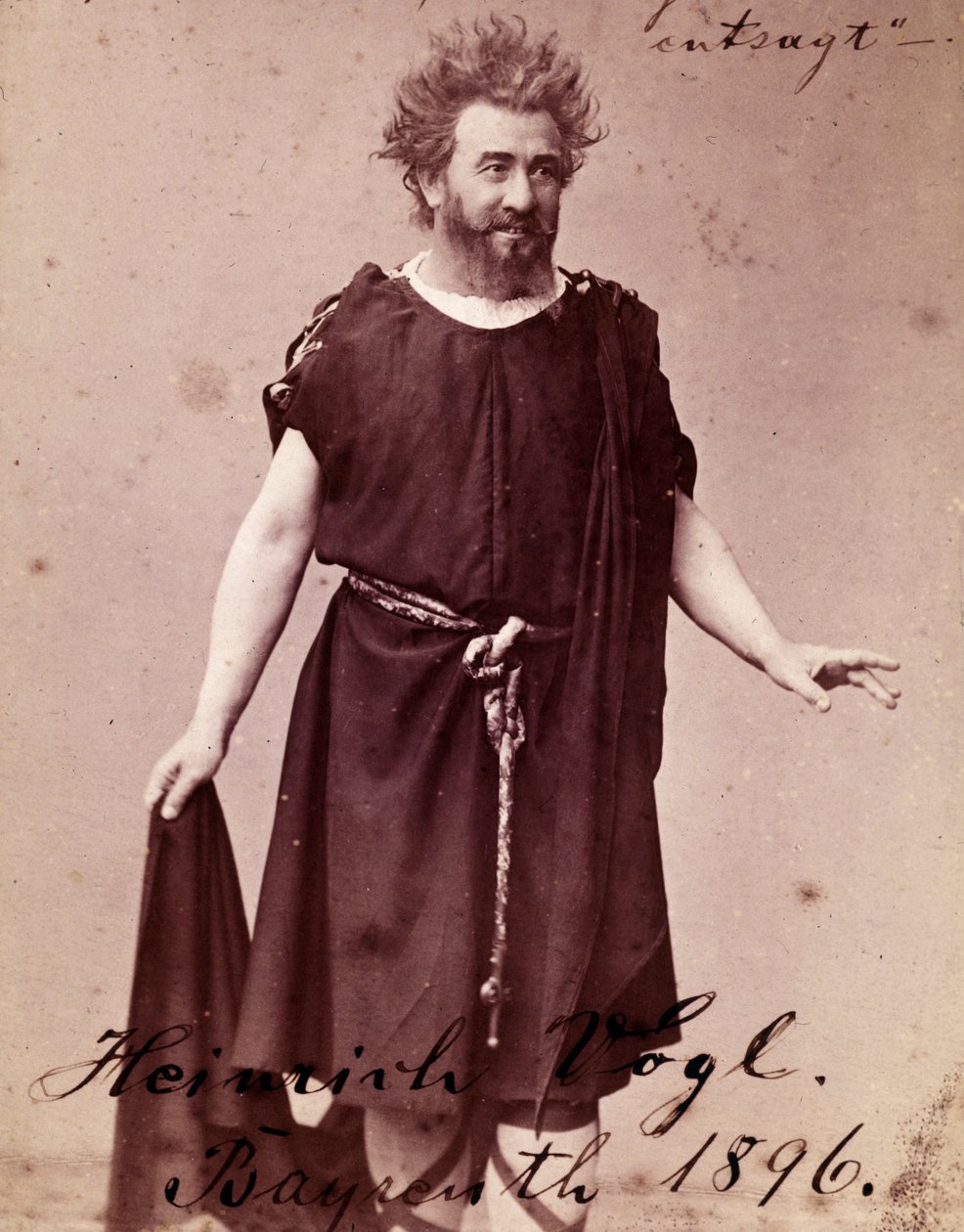 Alman tenor Heinrich Vogl (1845 - 1900) Richard Wagner'in Bayreuth'taki “Siegfried”inde Loge rolünde. 1896 by Unknown photographer