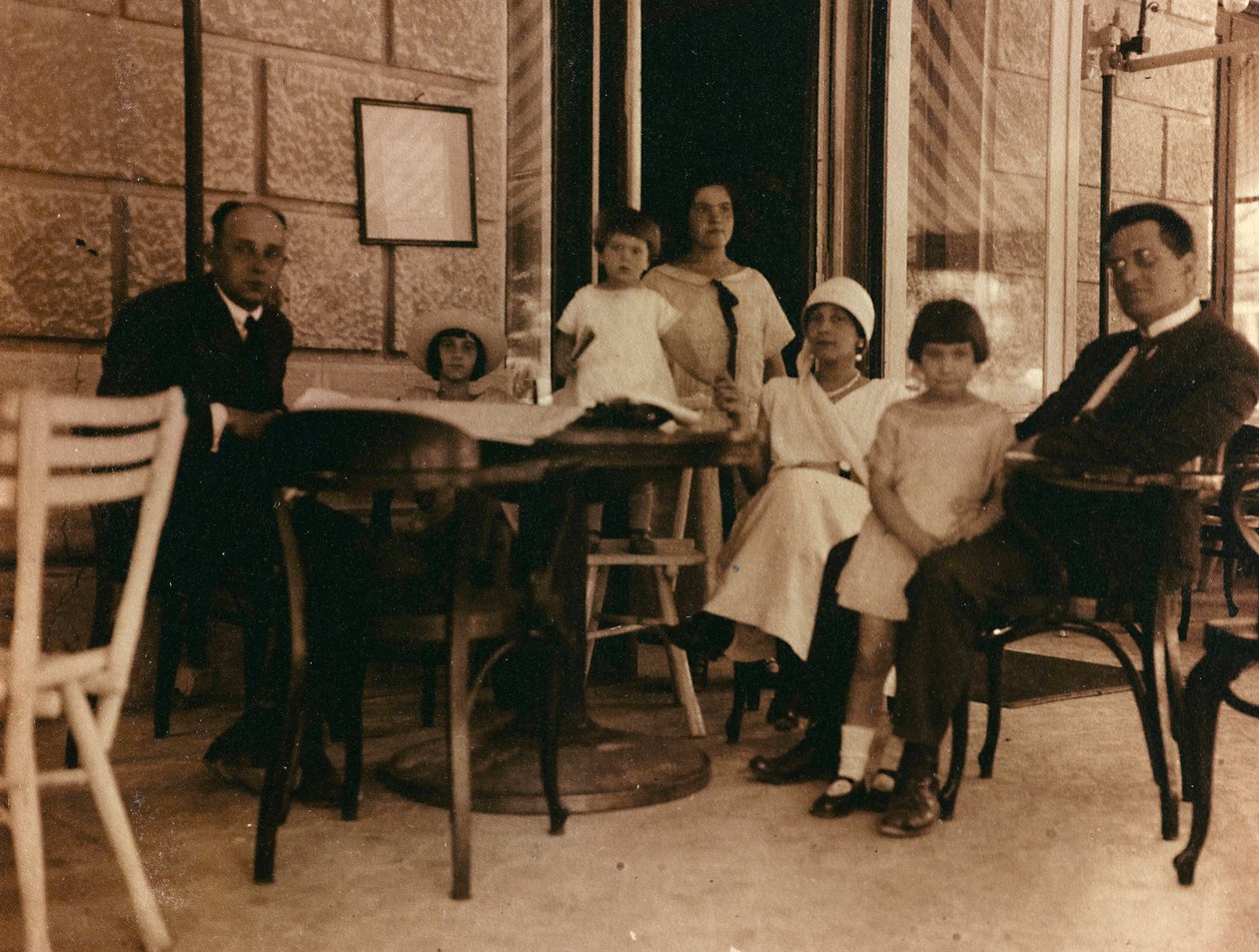 Pula#39;da bir kafede fotoğraflanan bir grup insan by Unknown photographer