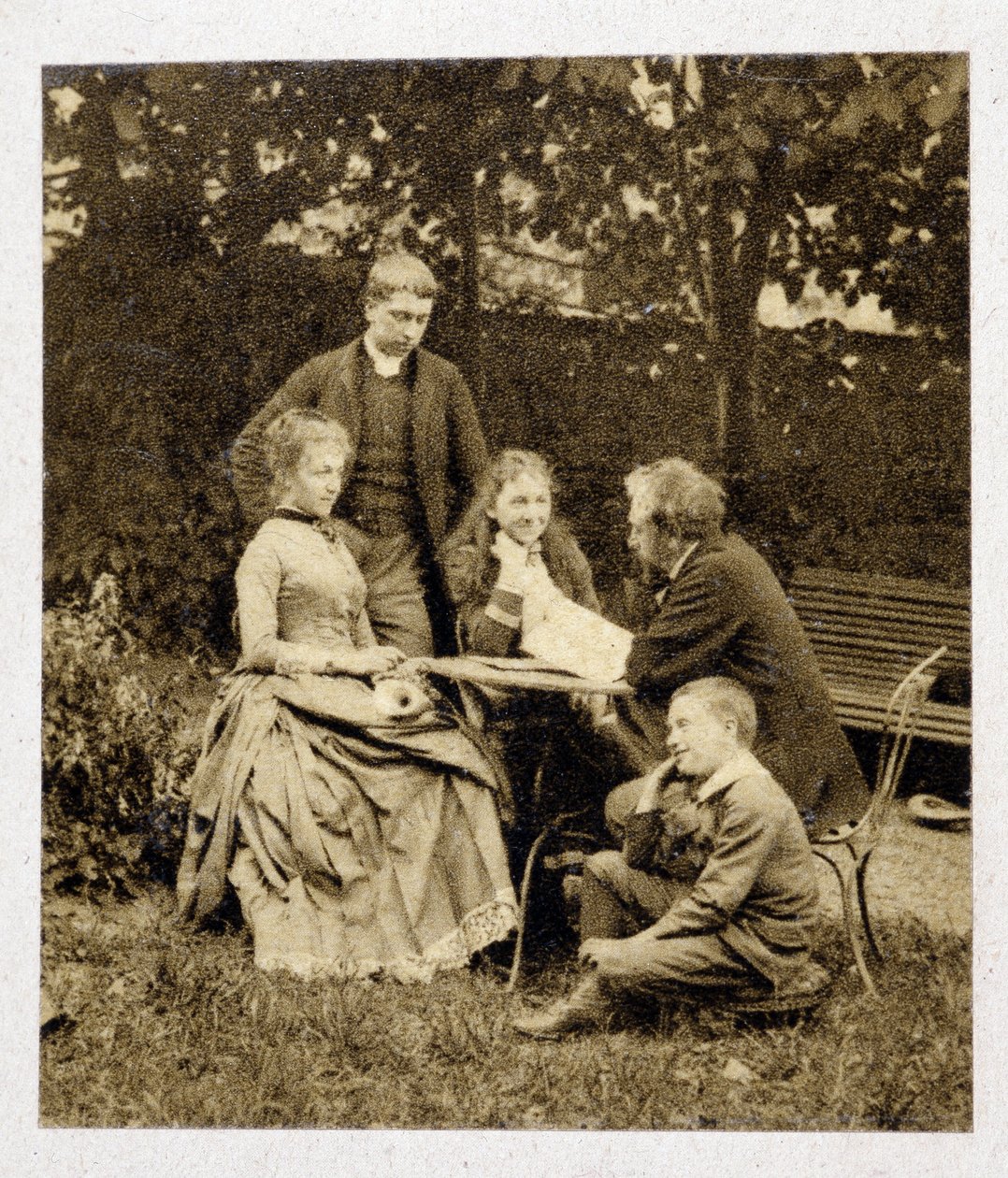 Gustave Eiffel ailesiyle birlikte. Fotoğraf 1882 by Unknown photographer
