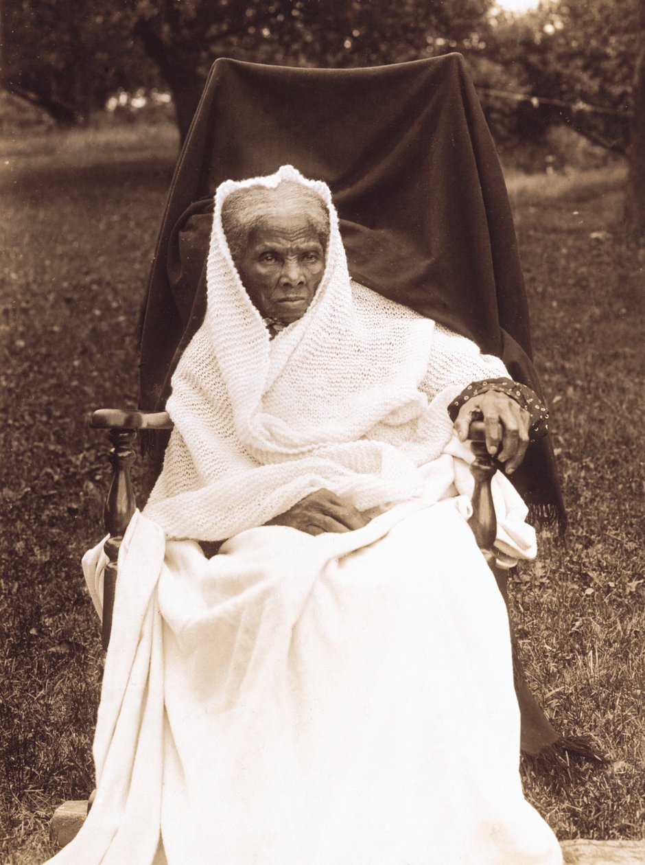 Harriet Tubman, tam boy portre, sandalyede oturuyor, yüzü öne bakıyor, muhtemelen Auburn, New York