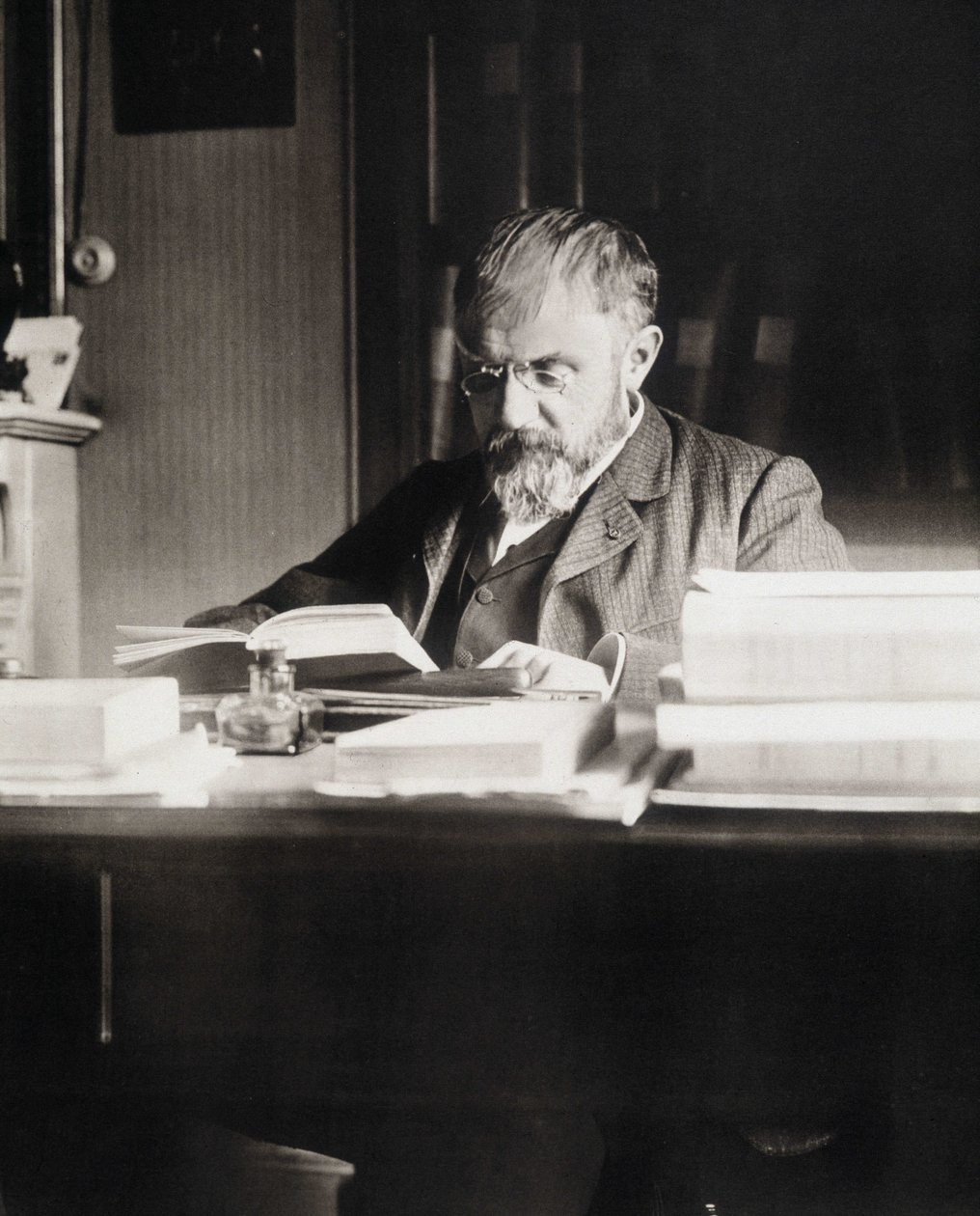 Henri Poincare çalışma masasında - Bibl. Ecole Polytechnique