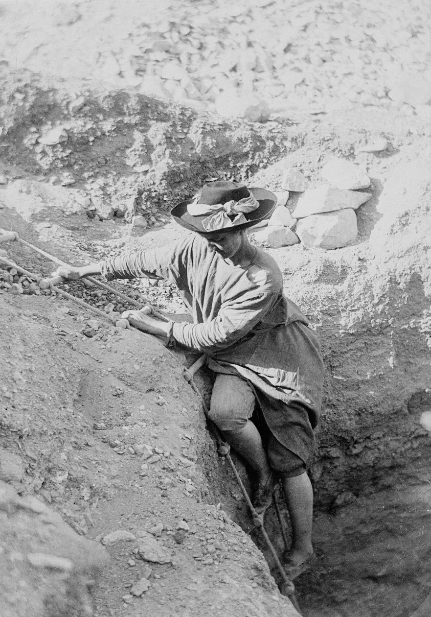 Hilda Petrie (kızlık soyadı Urlin), halat merdivenle bir mezar boşluğuna iniyor, Muhtemelen Denderah