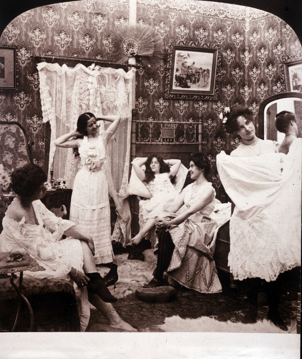 19. yüzyılın sonunda bir genelevin içi. by Unknown photographer