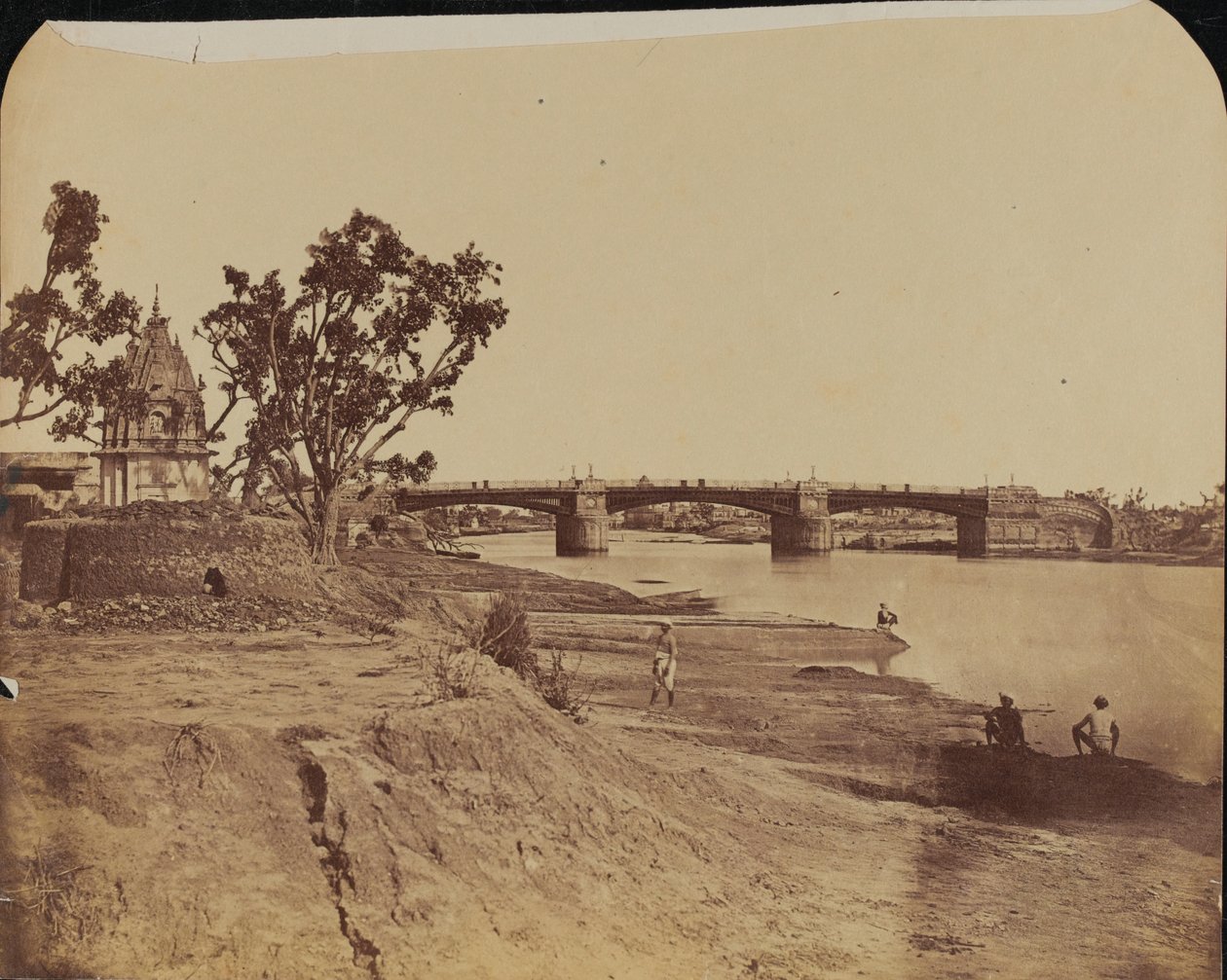 Taş ayaklı demir köprü, ön planda siviller, Gumti Nehri, Lucknow by Unknown photographer