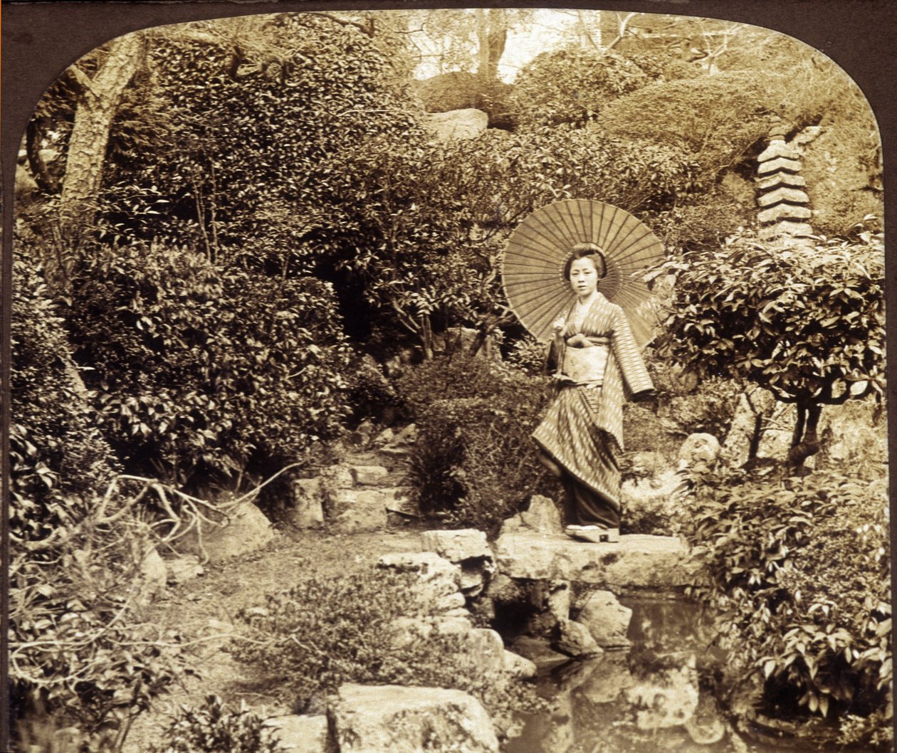 Bir bahçede Japon kimono şemsiyesi - fotoğrafçılık, 19. yüzyılın sonlarında by Unknown photographer