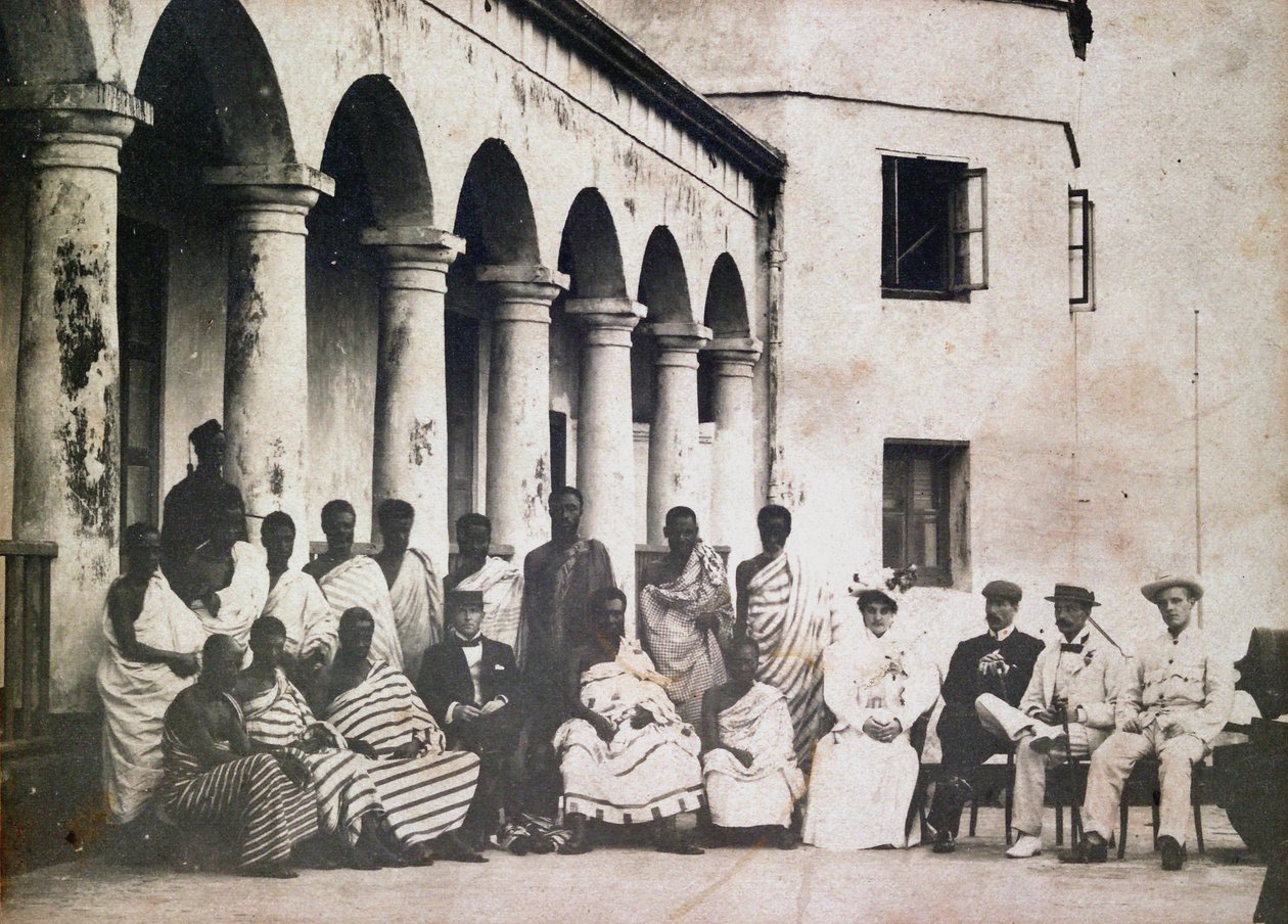Gold Coast kalesinde Kral Prempeh ve Dr de Groot ve Bayan de Groot ile mahkeme by Unknown photographer