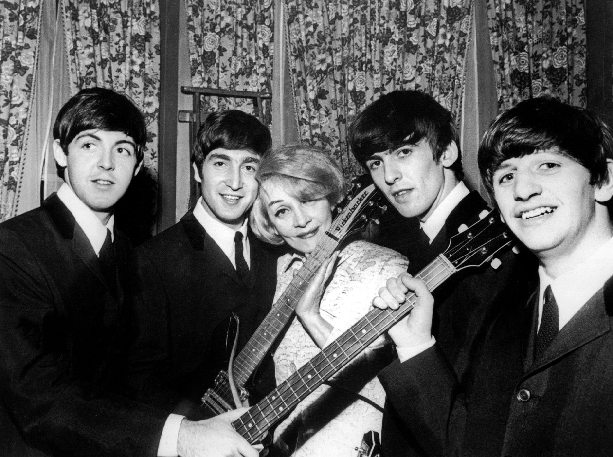 Marlene Dietrich Beatles grubuyla birlikte Paul McCartney John Lennon George Harrison ve Ringo Starr Kasım 1963 by Unknown photographer