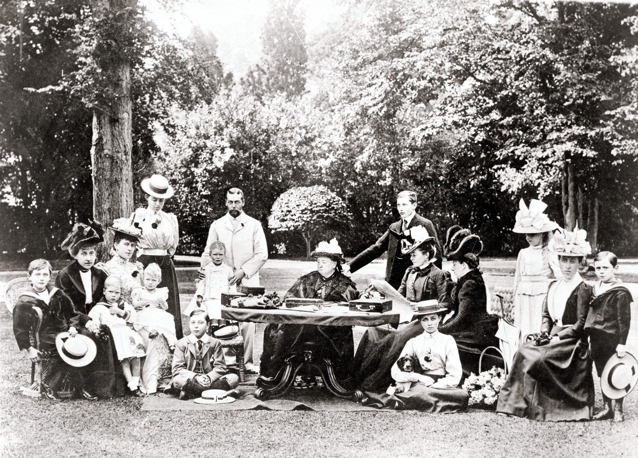 Kral George V, Kral Edward VIII de dahil olmak üzere İngiliz Kraliyet Ailesi üyeleri, bir bahçe partisinde Kraliçe Victoria