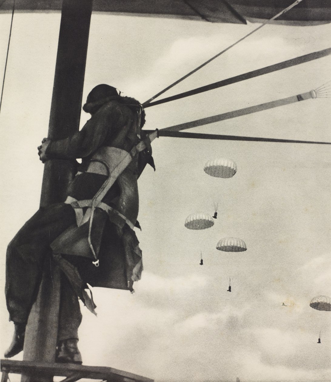Düşmeden hemen önce, RAF havacısı paraşütle uçaktan ayrılmaya hazır, fotoğraf Illustrated London News#39;den, 29 Haziran by Unknown photographer