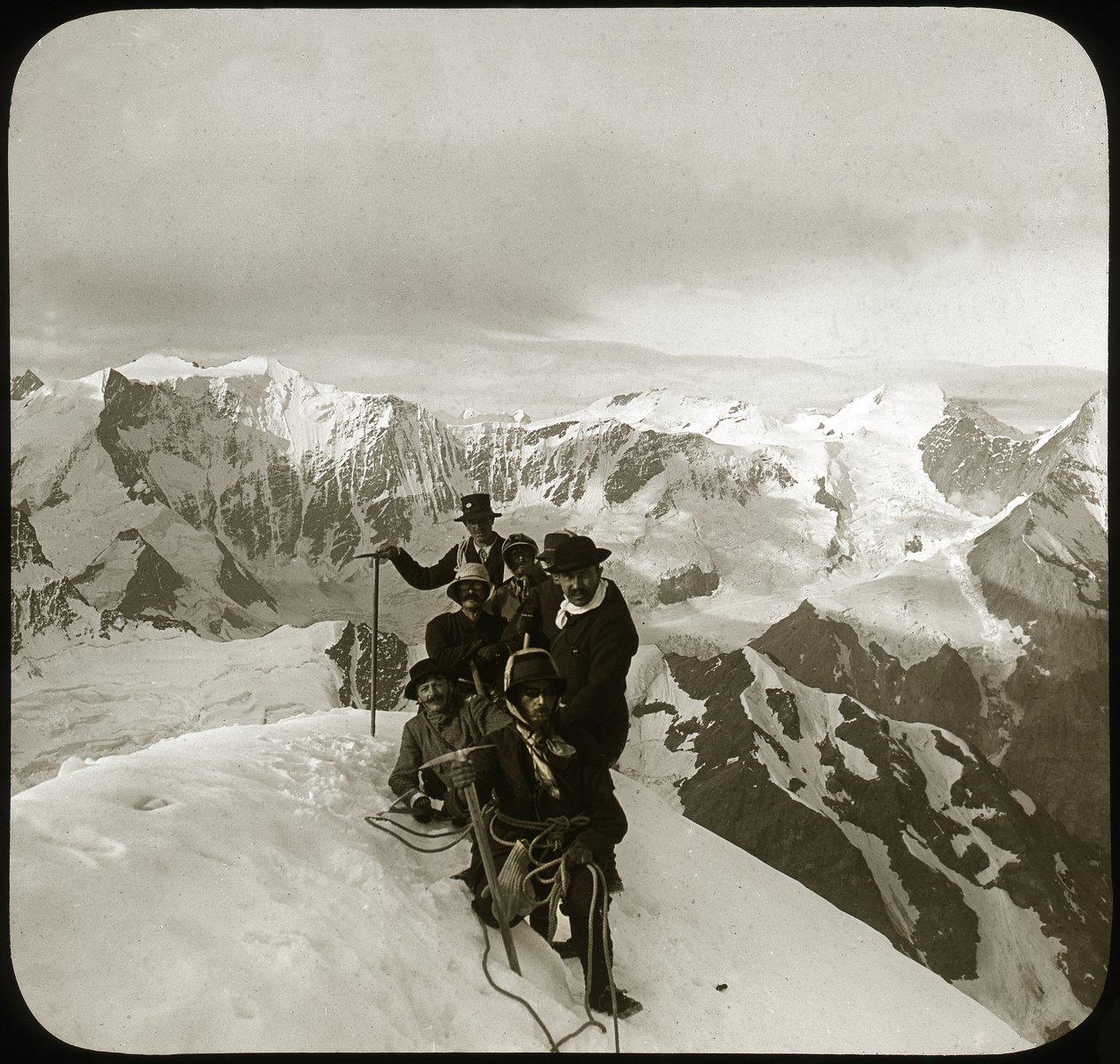 19. yüzyılın sonunda veya 20. yüzyılın başlarında dağcılık: Wetterhorn zirvesinde dağcı grubu (kelimenin tam anlamıyla "Zamanın Boynuzu", 3.692 m), Wetterhorner masifinin zirvesi, Bernese Alpleri, Bern Kantonu, İsviçre - tırmanma, cordee - fotog by Unknown photographer