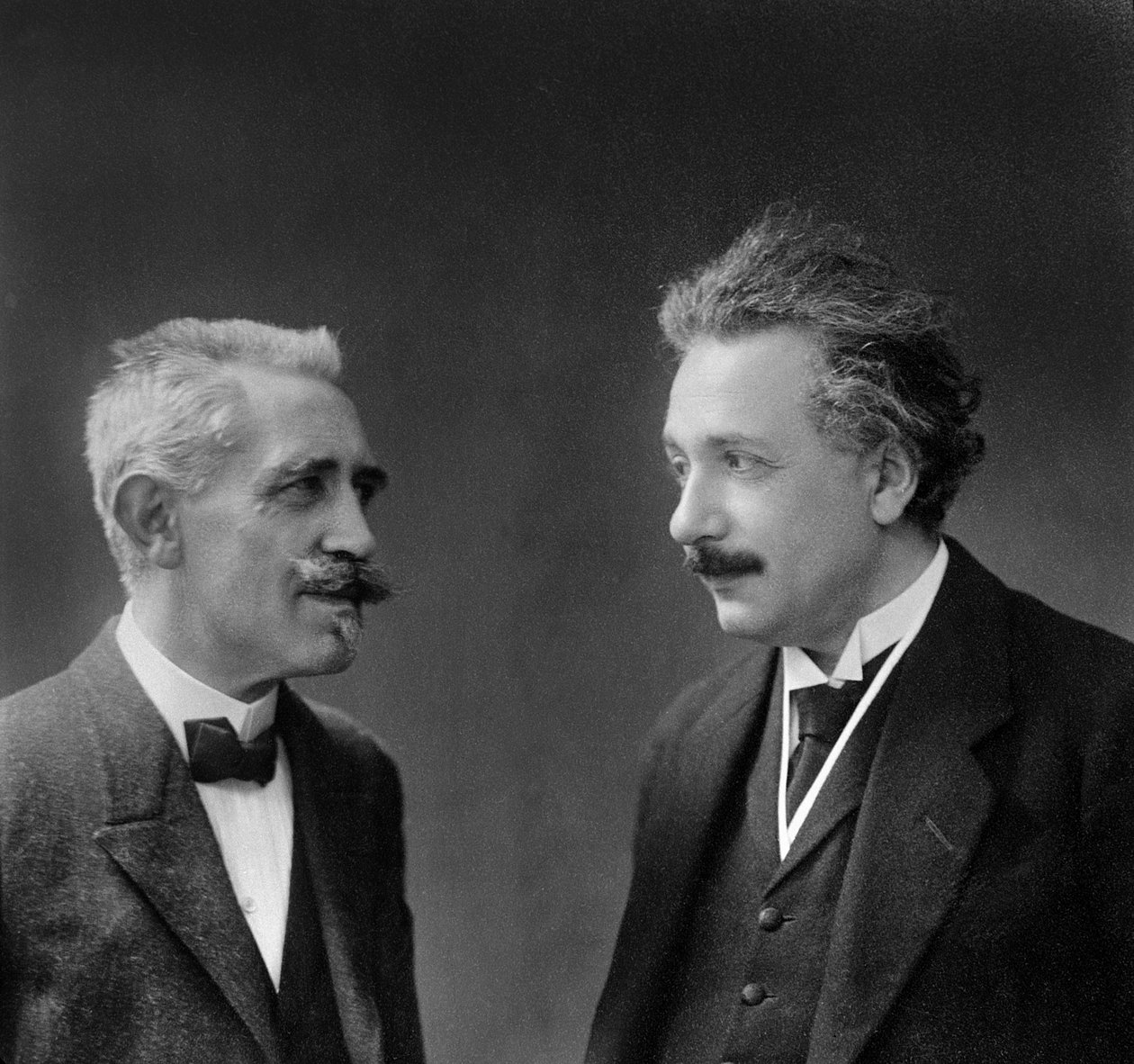 Paul Langevin ve Albert Einstein by Unknown photographer