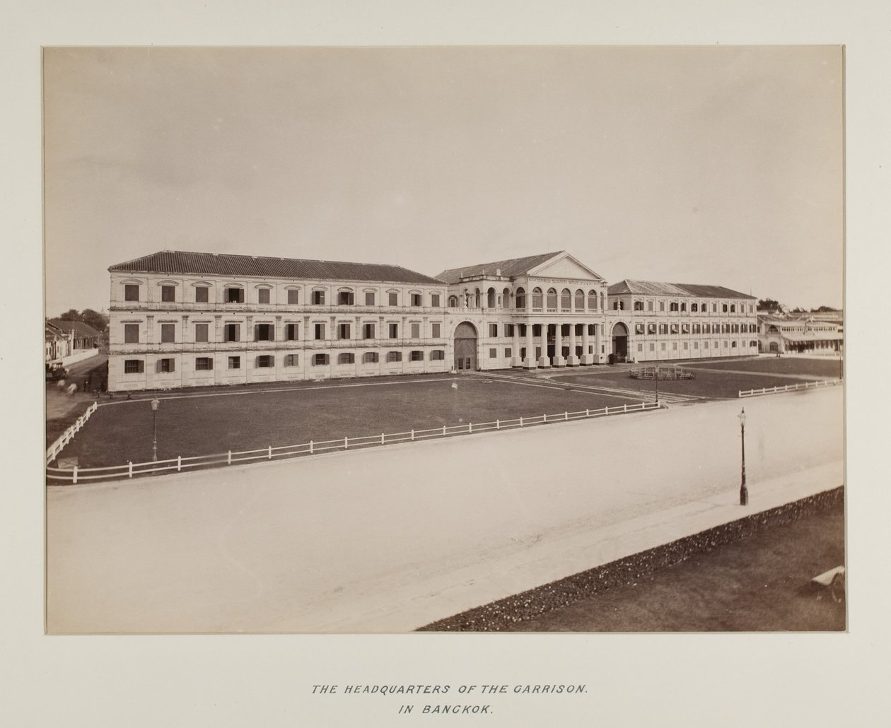 Fotoğraf albümündeki fotoğraf by Unknown photographer