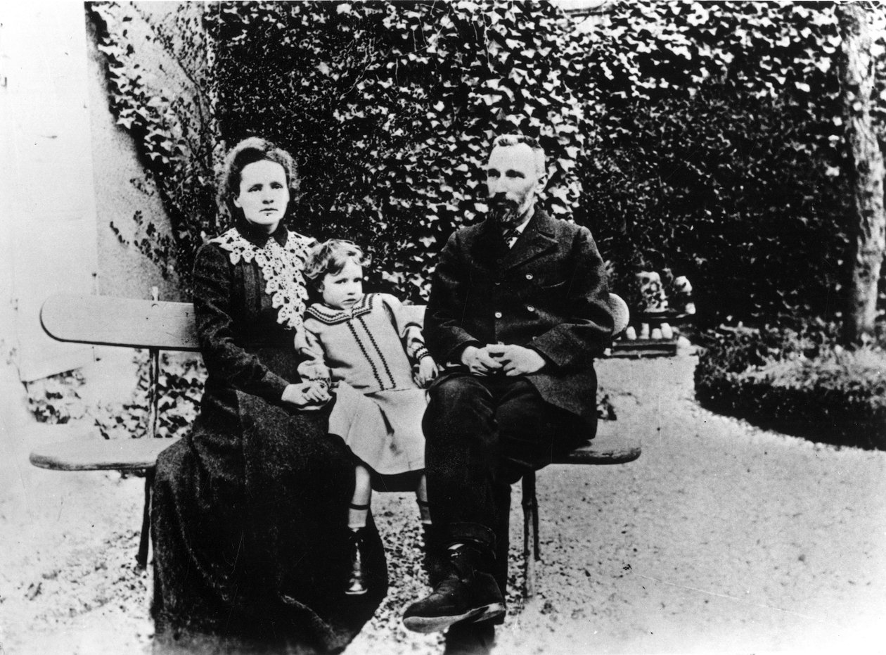 Pierre (1859-1906) ve Marie Curie (1867-1934) bir bahçede bir bankta oturuyorlar. by Unknown photographer