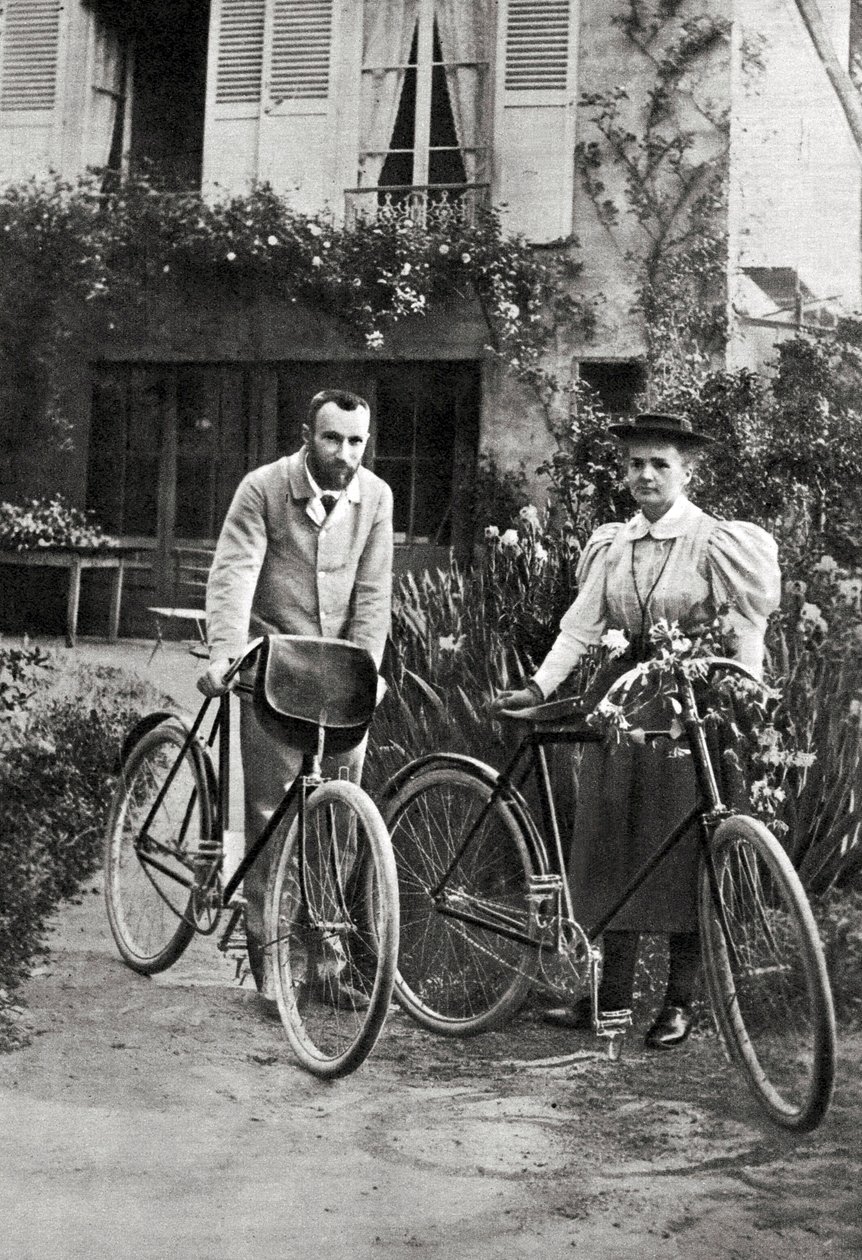 Pierre ve Marie Curie bahçelerinde by Unknown photographer