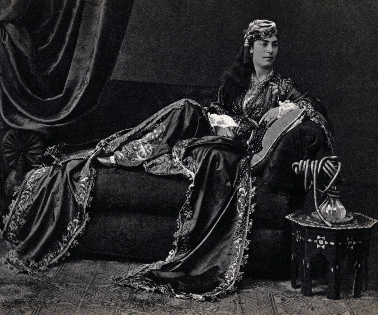Bir Türk kadınının portresi. Fotoğraf, 19. yüzyıl sonu, Paris. Kol. Selva. by Unknown photographer