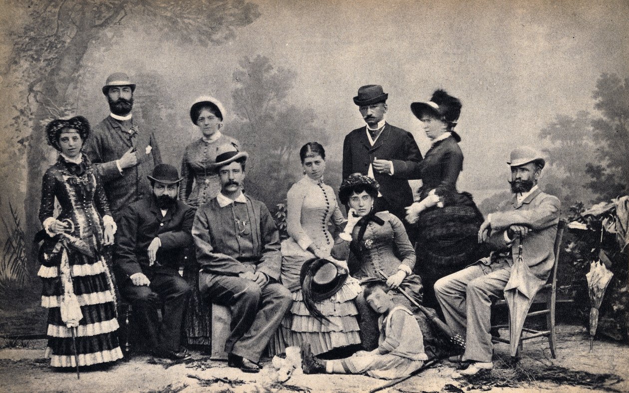 Kırsal bir ortamın önünde fotoğrafçılı bir ailenin portresi. Fotoğraf, 19. yüzyıl sonu, Paris. Kol. Selva. by Unknown photographer