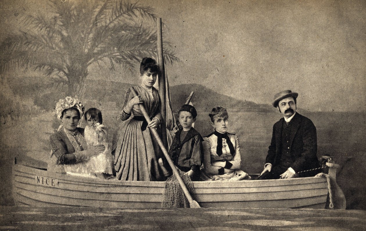 Bir teknede sahnelenen, fotoğrafçılı bir ailenin portresi. Fotoğraf, 19. yüzyıl sonu, Paris. Kol. Selva. by Unknown photographer