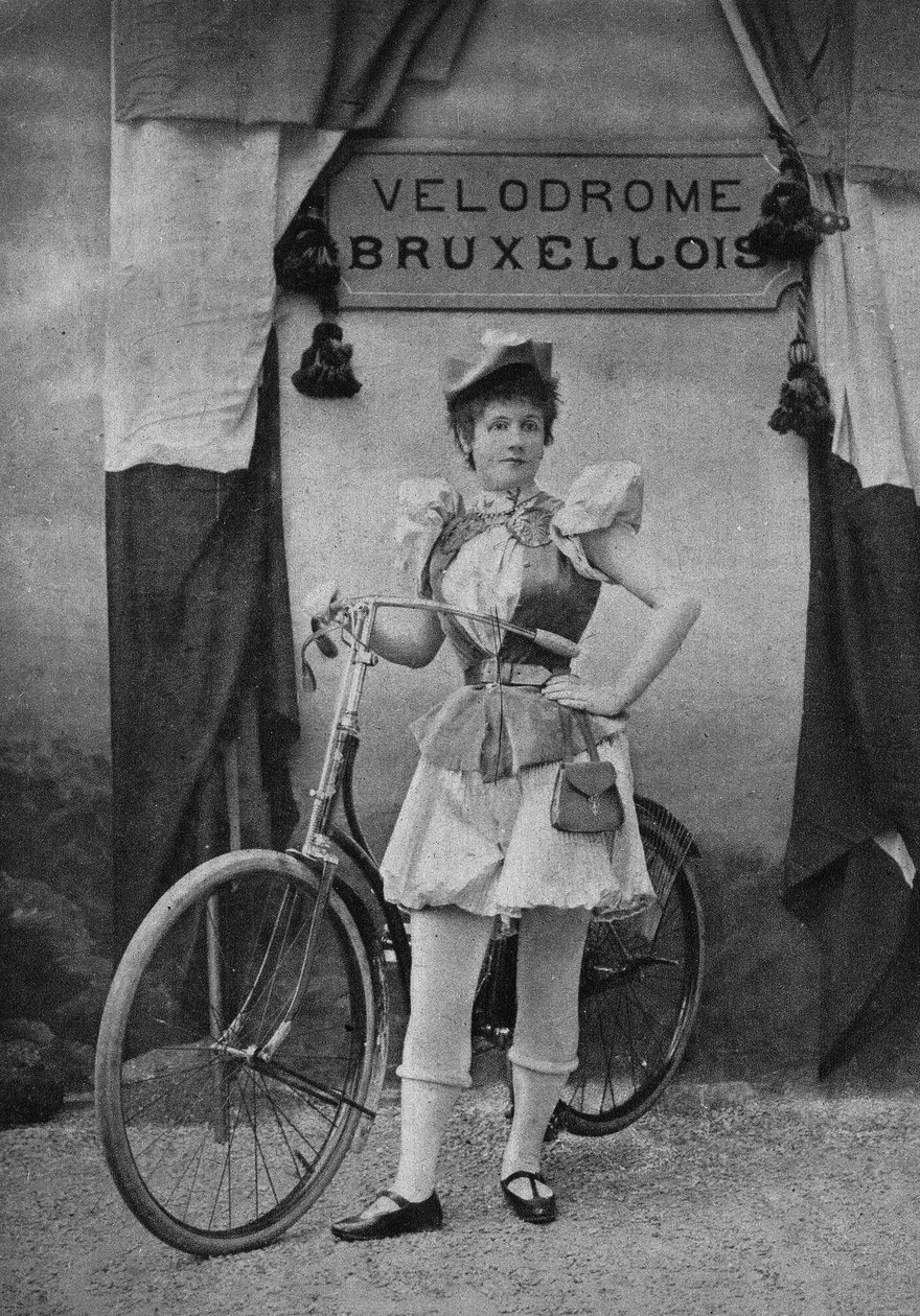 Bir kadın bisikletçinin portresi. Fotoğraf, 19. yüzyıl sonu, Paris. Kol. Selva. by Unknown photographer