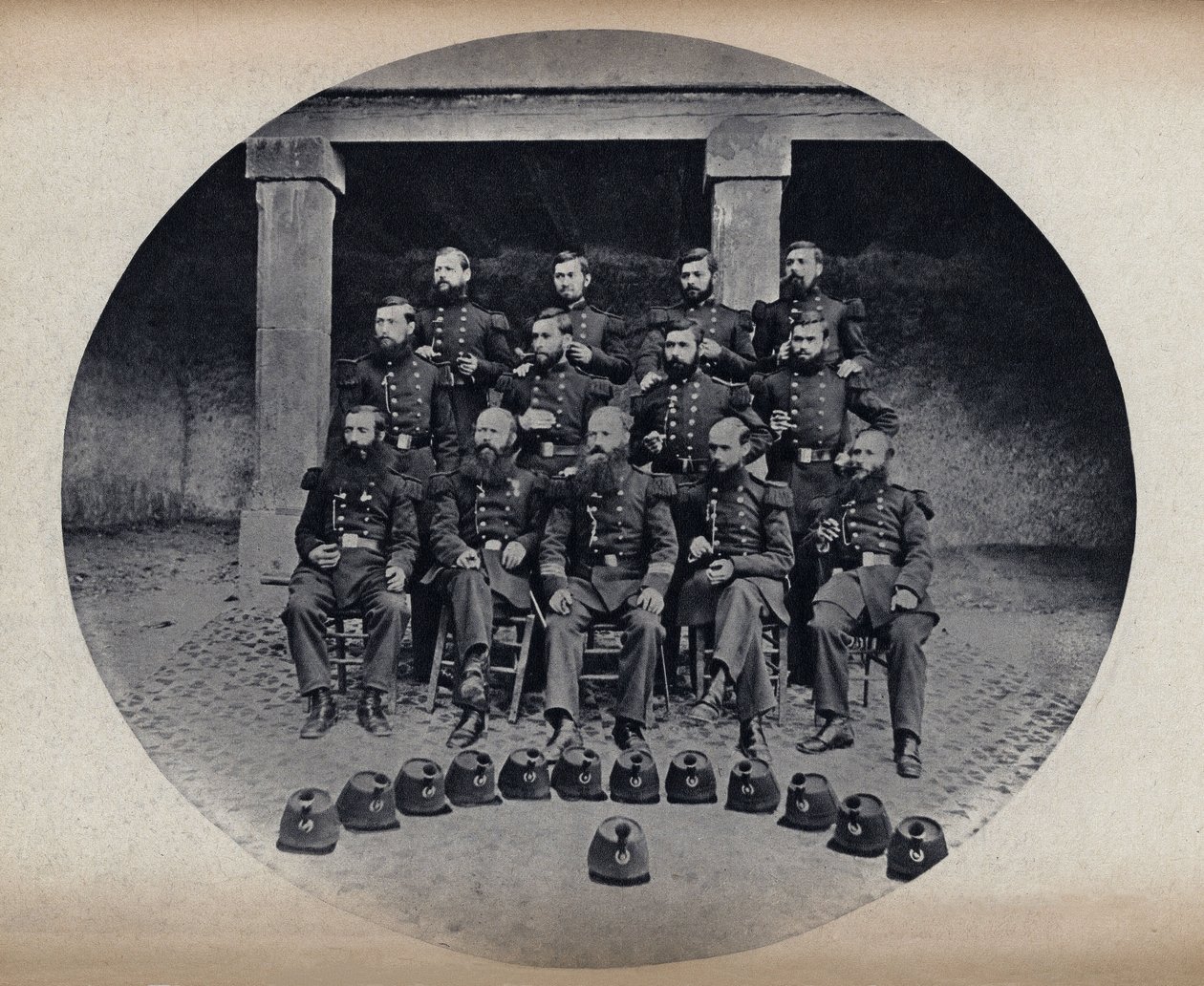 22. hattın itfaiyecilerinin (itfaiyeciler) portresi by Unknown photographer