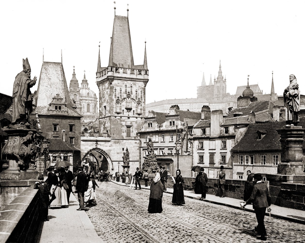 Prag. Charles Köprüsü ve eski şehir kulesi. 1890 dolaylarında. by Unknown photographer