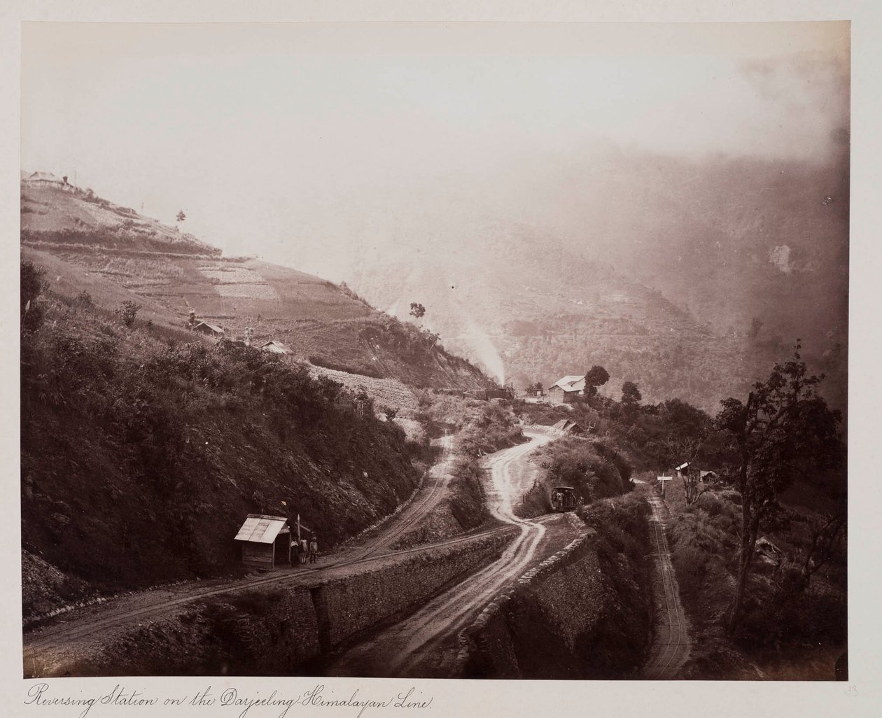 Darjeeling-Himalaya Hattında Geri Dönüş İstasyonu, 1885 dolayları (sepya fotoğrafı) by Unknown photographer
