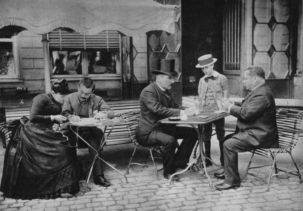 Günlük hayatın sahnesi, “kutsal saat” geleneği”. Fotoğraf, 19. yüzyıl sonu, Paris. Kol. Selva. by Unknown photographer