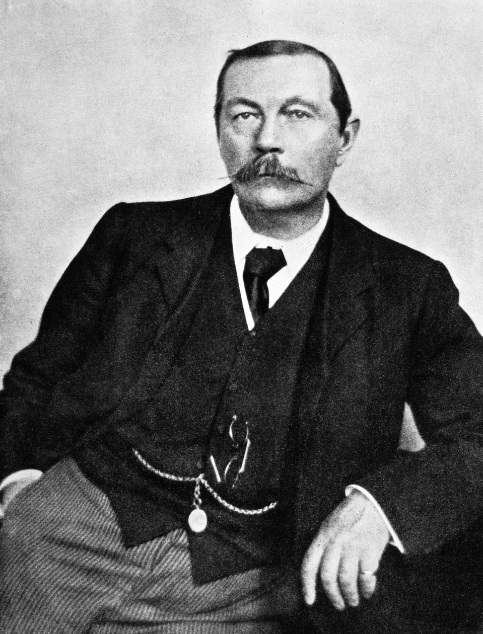 Sir Arthur Conan Doyle (1858-1930) İskoç yazar burada, 1910 civarı (b/w fotoğraf) by Unknown photographer
