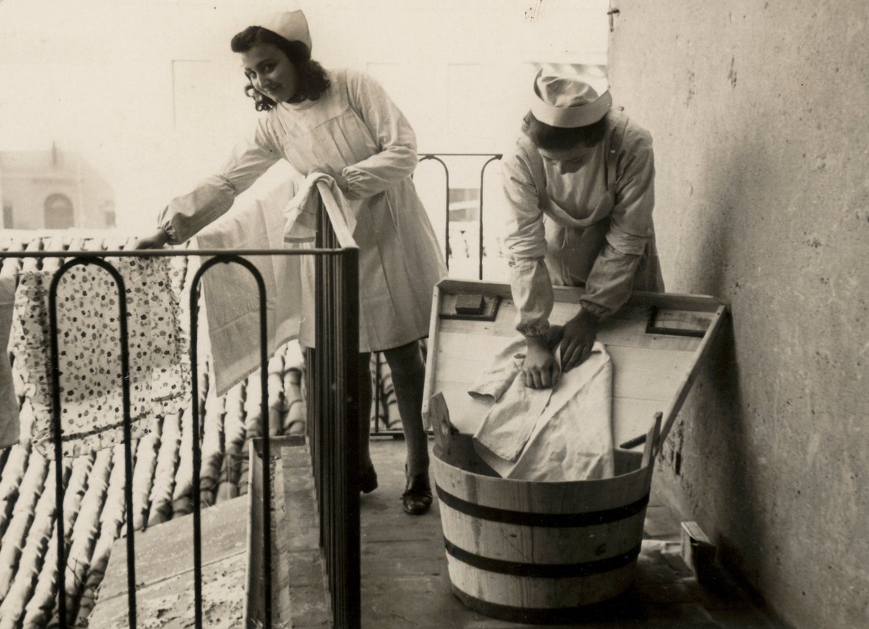 Bazı kadınlar, bugün quot;Innocenzo da Imolaquot; ortaokulu olan quot;Regina Elenaquot; di Imola kadın mesleki eğitim okulunda çamaşır yıkama işiyle meşgul. by Unknown photographer