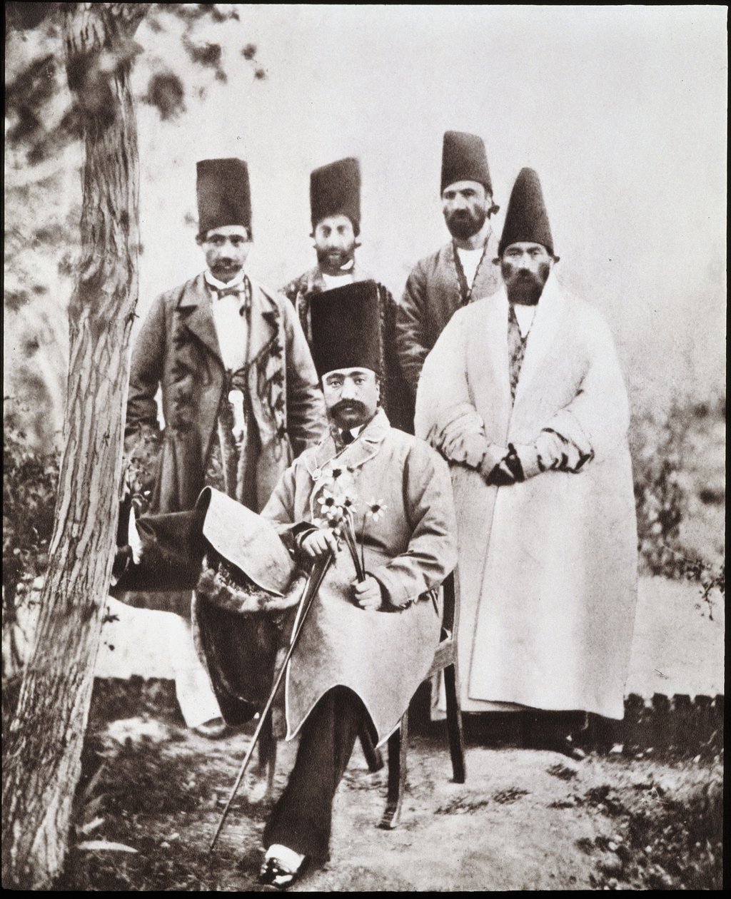 İran Şahı Nasser-ed-Din ve mabeynleri by Unknown photographer