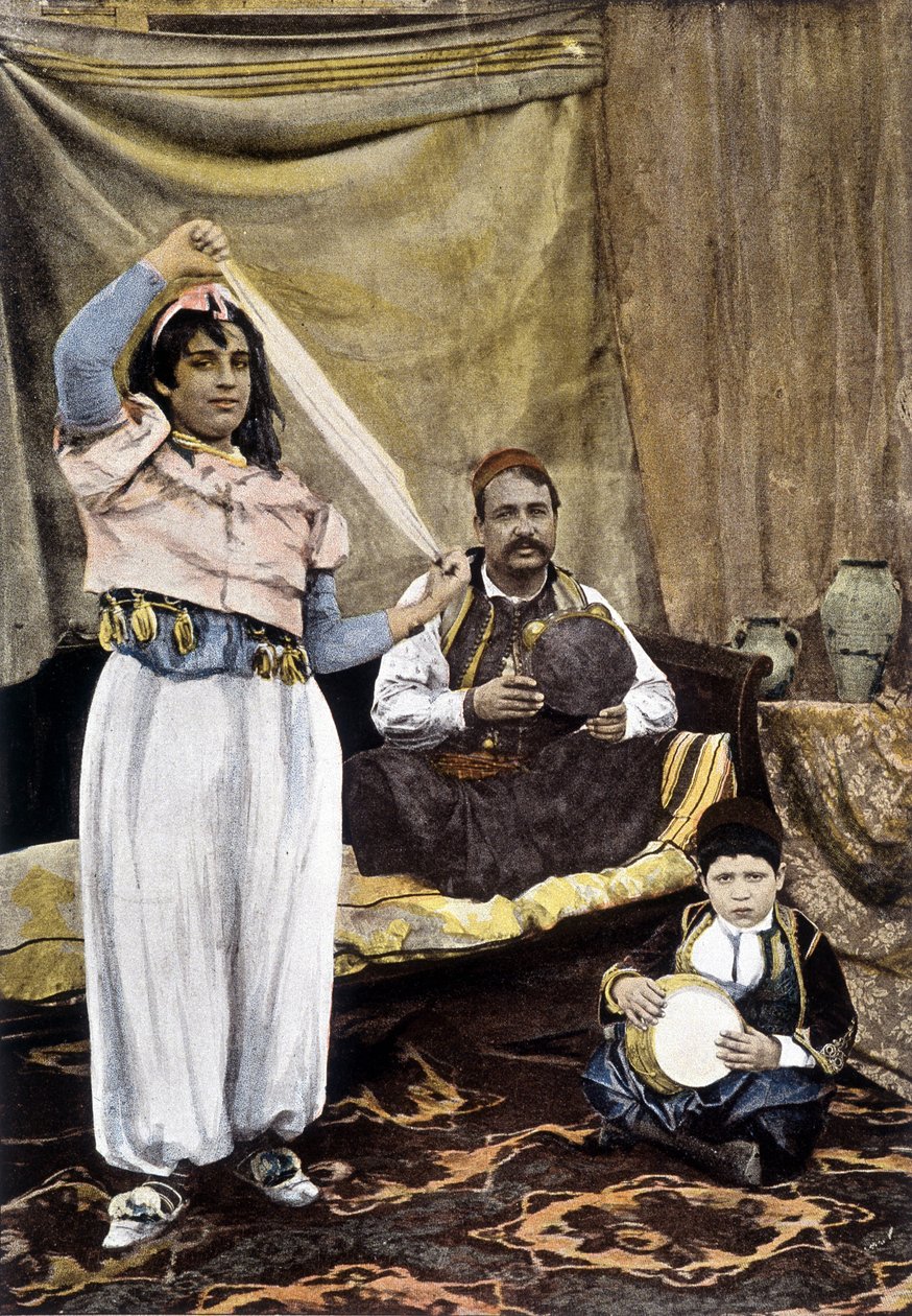 Tunuslu dansçı. 19. yüzyıl fotoğrafçılığı. by Unknown photographer