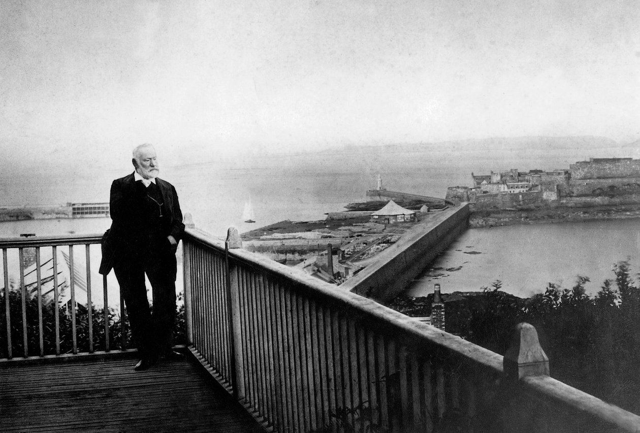 Victor Hugo (1802-1885), 1868'de Guernsey'deki sürgün sırasında (1851'den 1870'e) Hauteville House'da by Unknown photographer