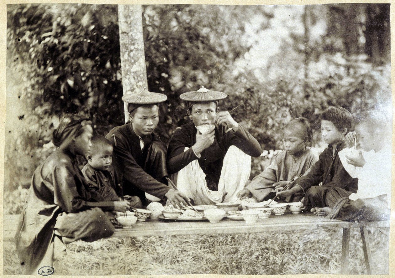 Yemekte Vietnamca, v.1895. by Unknown photographer