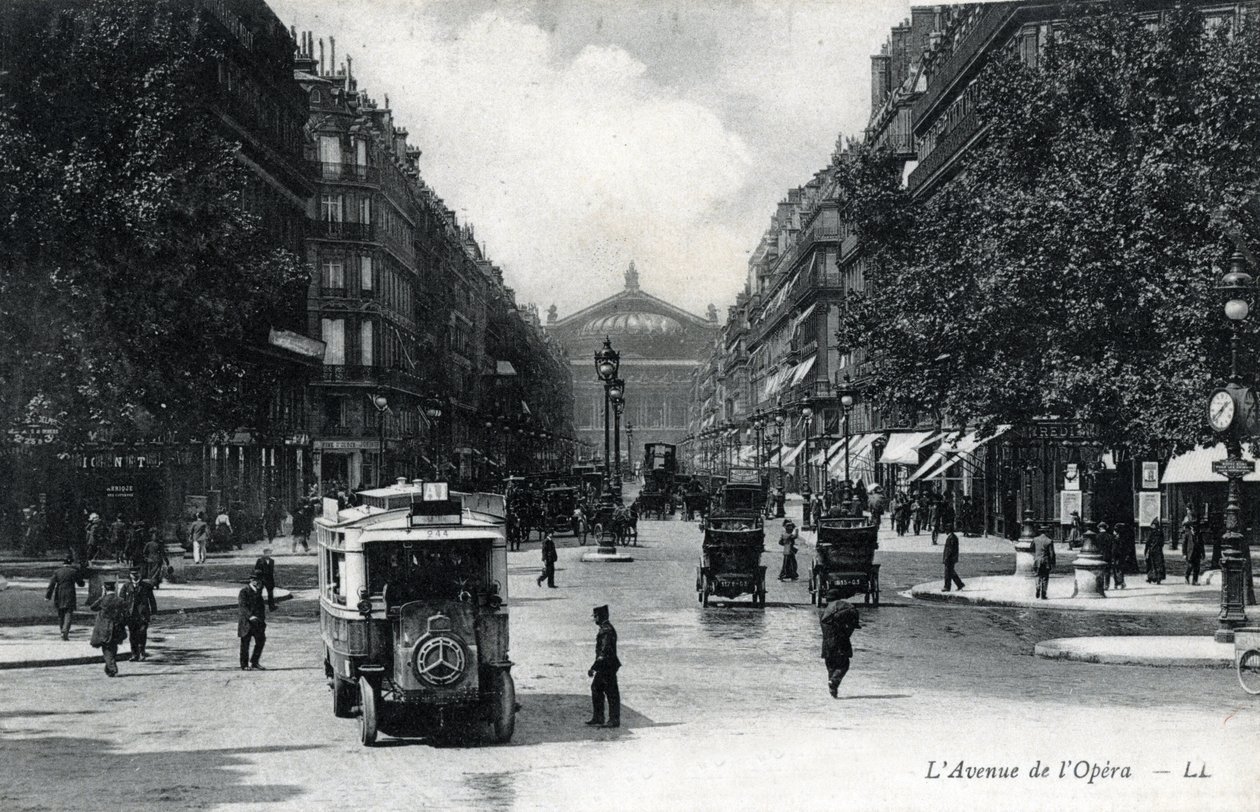 Paris'teki Avenue de l'Opera'nın görünümü 1905 - 1910 yaklaşık (kartpostal) by Unknown photographer