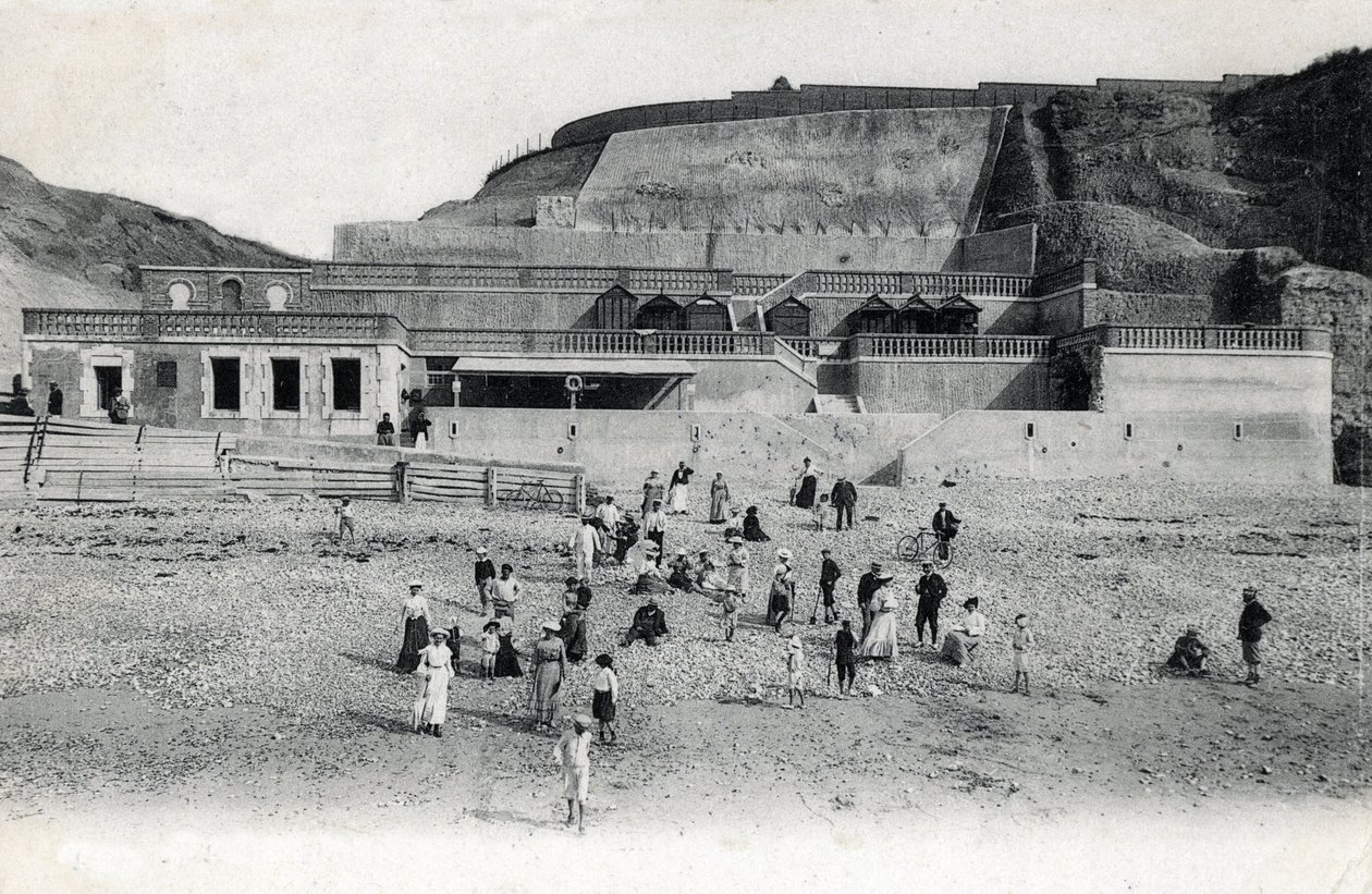 Kumarhanesi ve teraslarıyla Mesnil Val (Mesnil-Val) plajının görünümü, 20. yüzyılın başından Manche Normandiya Kartpostalı by Unknown photographer
