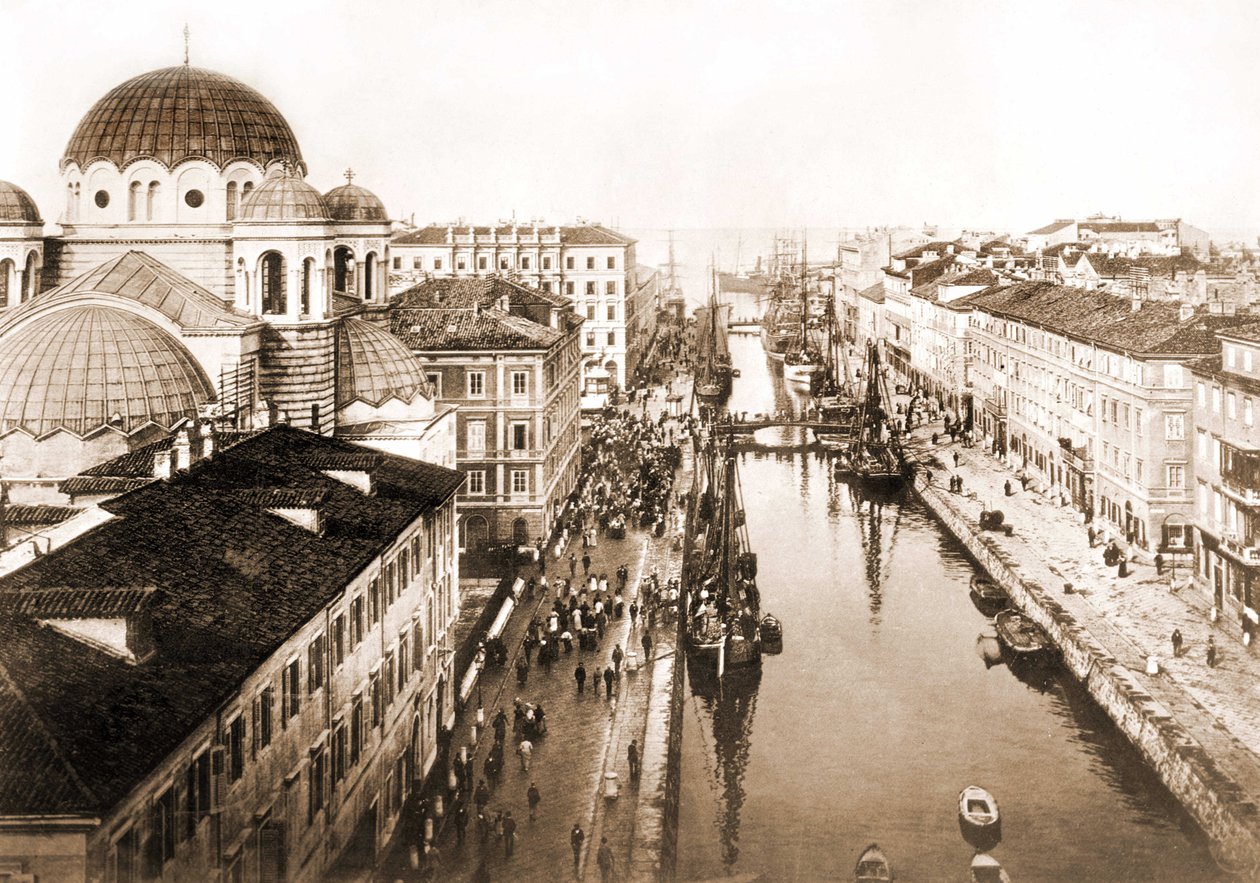 19. yüzyılın sonunda Trieste şehrinin görünümü. by Unknown photographer