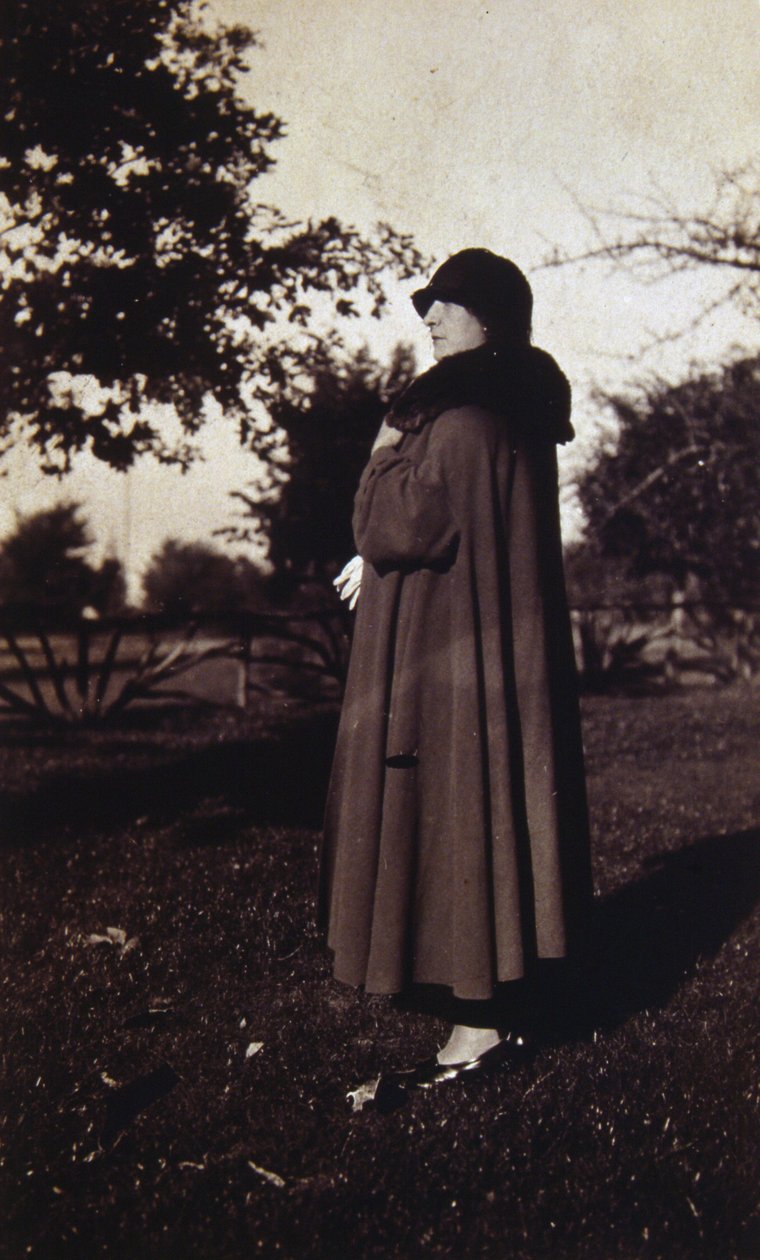 Şapkalı ve paltolu bir Fransız kadının vintage fotoğrafı, 1920 dolayları (s/b fotoğraf) by Unknown photographer