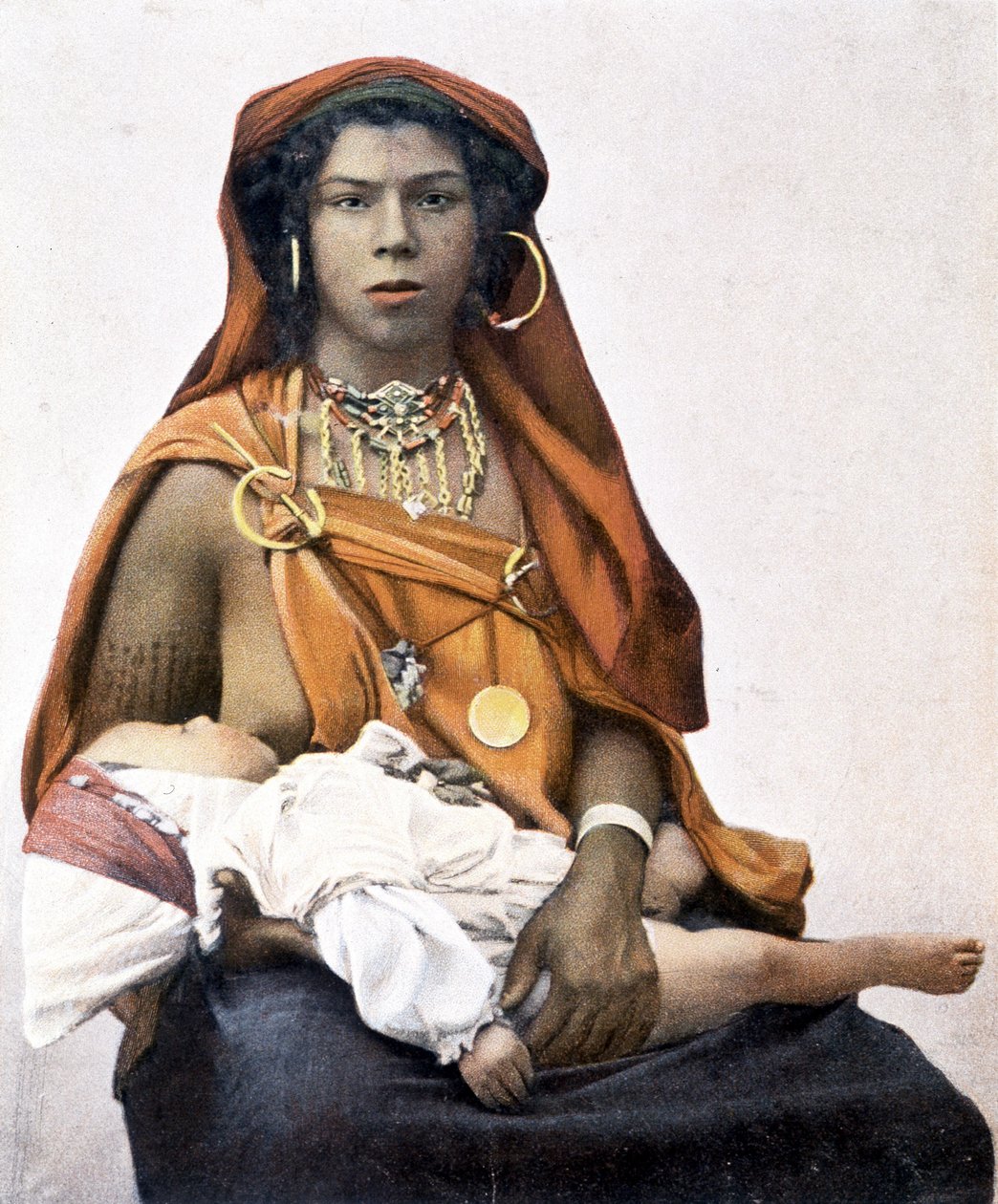 Genç Berberi kadın bir bebeği emziriyor. 19. yüzyıl fotoğrafçılığı. by Unknown photographer