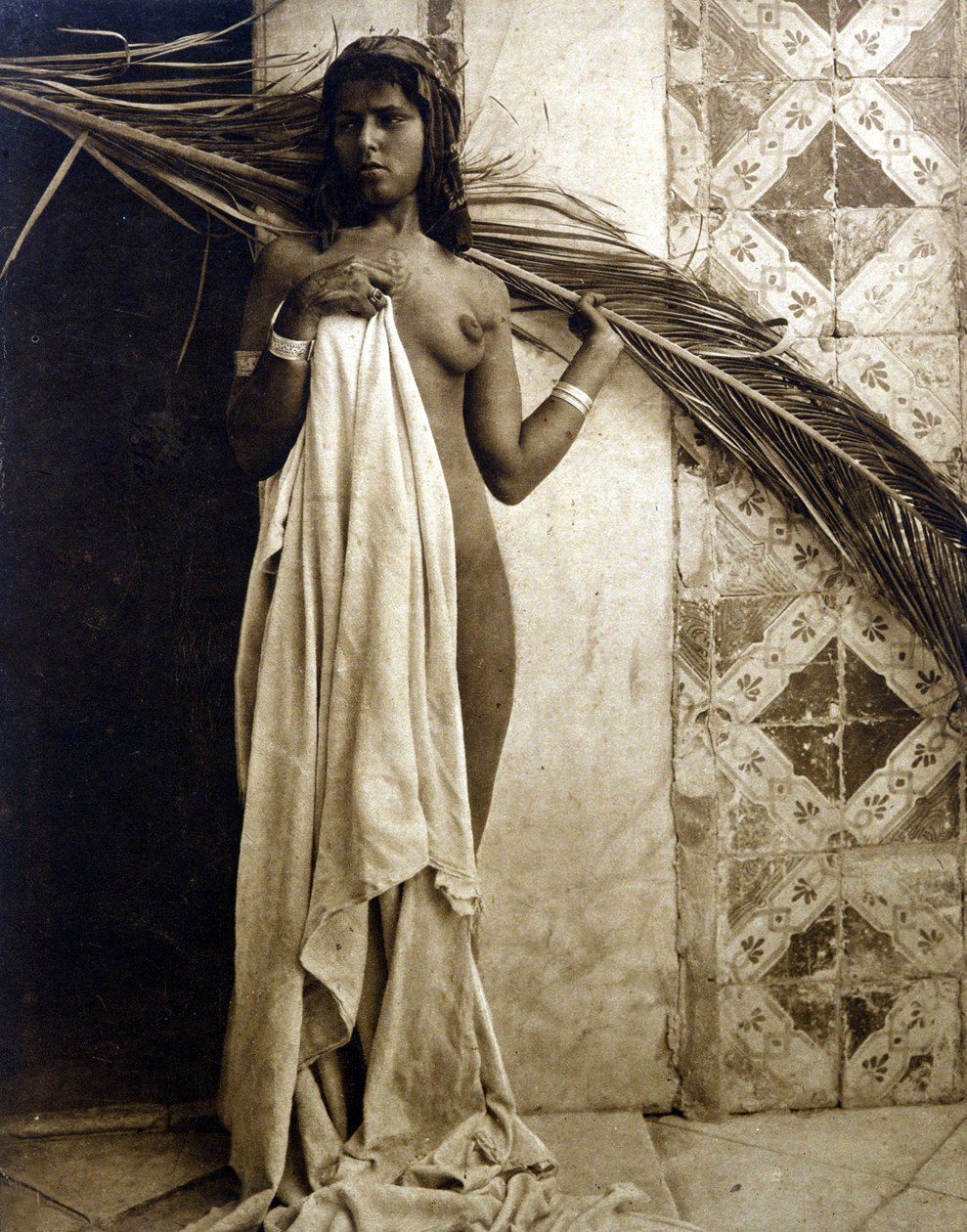 Genç Berberi kadın çıplak poz veriyor. 1890 civarında fotoğrafçılık by Unknown photographer