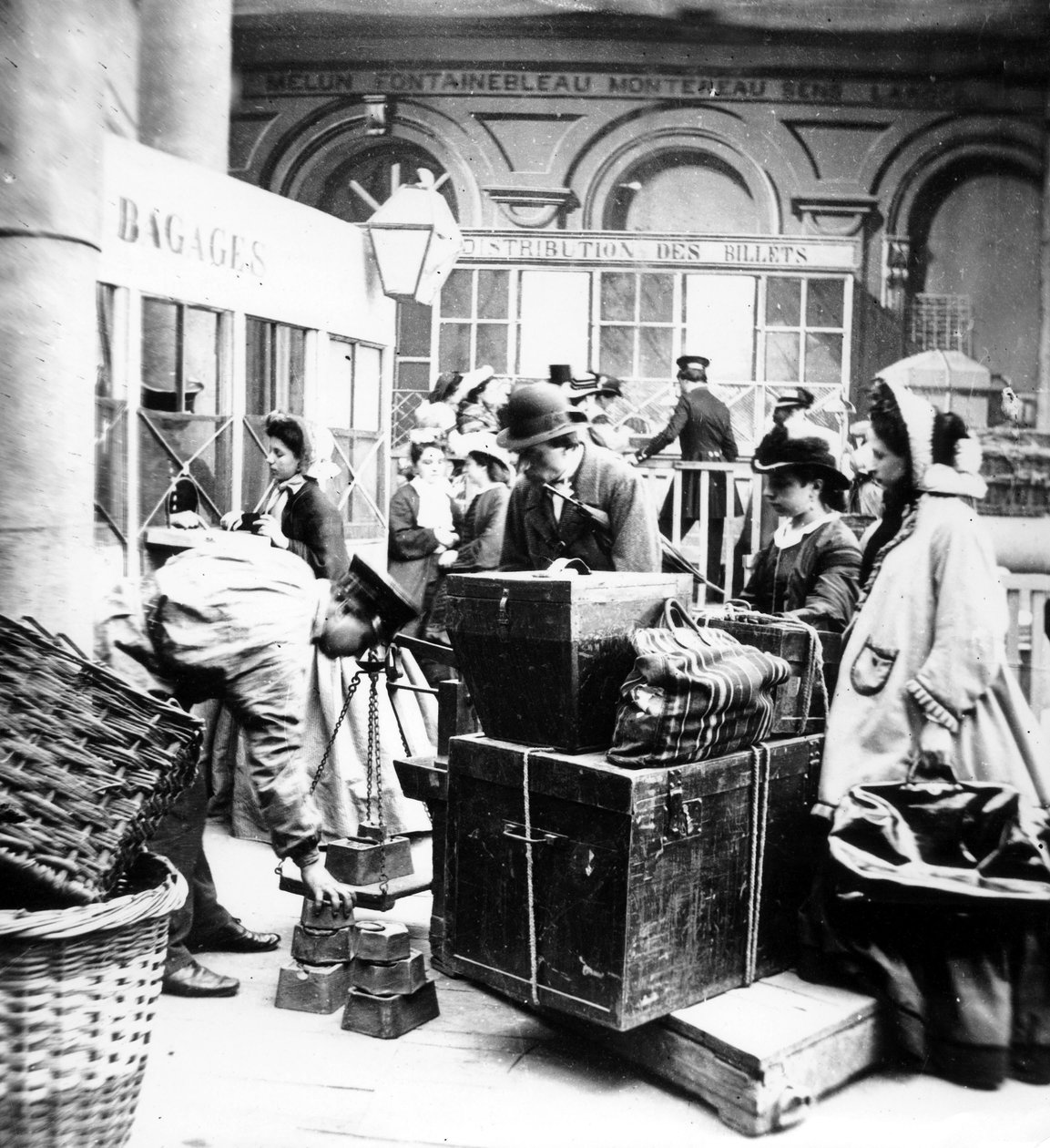 Fransa'da İkinci İmparatorluk döneminde, Paris'teki Gare de Lyon'da bagajların tartılmasına nezaret eden yolcular by Unknown photographer