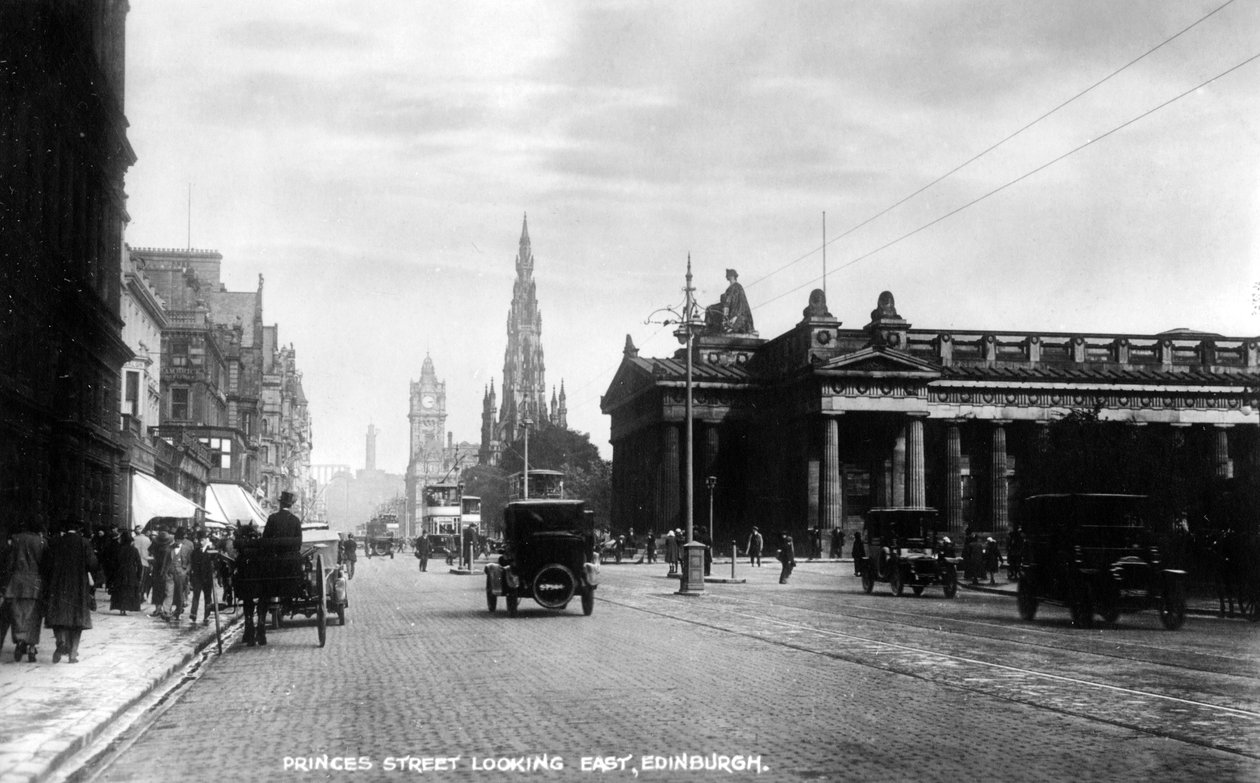 Princes Street boyunca doğuya bakıyor, Edinburgh, 20. yüzyılın başlarında. by Valentine and Sons Ltd