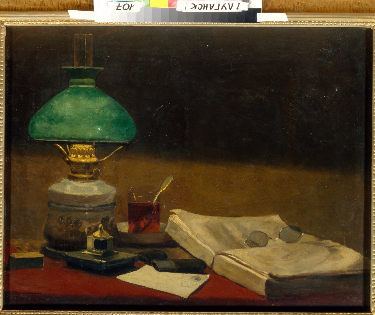 ""Nature morte" (Natürmort) Kitap, masa lambası, bardaklar ve fincan çay - Tablo Vasili Polenov (1844-1927) Tuval üzerine yağlıboya Dim 61.3x79.3 cm Bölgesel Sanat Müzesi, Lugansk by Vasilij Dmitrievich Polenov
