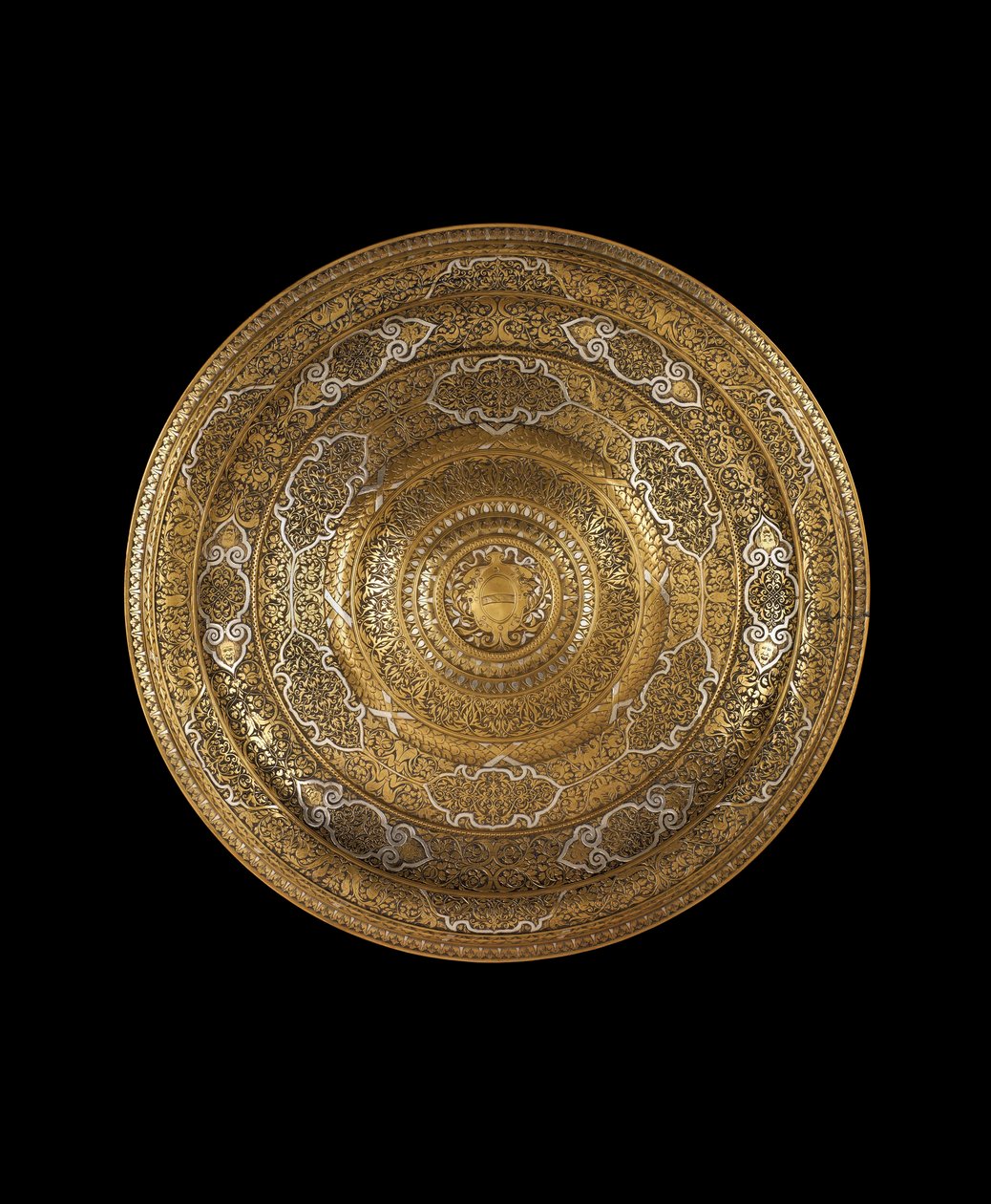 Ortada bir arma, gümüş işlemeli, oymalı yüksek kalaylı bronz tabak, 1530-c.1550 by Venetian School
