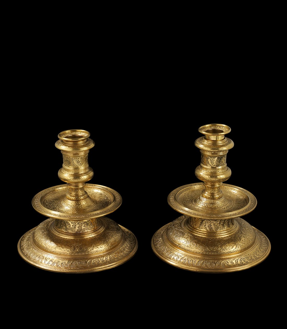 Pirinç oymalı şamdanlar, daha sonra elden geçirilmiş, yaldızlanmış ve çıkarılabilir prizler ve ahşap tabanlar eklenmiş, 1500-25 by Venetian School