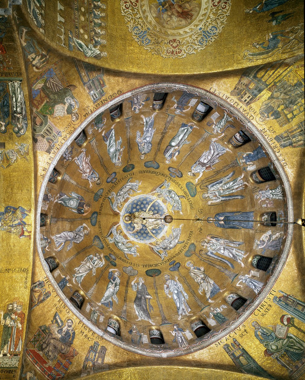 Yükselişi gösteren altın bir arka plan (Romanesk ve Bizans tarzı) üzerinde mozaikli kubbenin görünümü. Pandantiflerde, dört evangelist. Saint Mark ve Saint Mathieu, 1843-1864